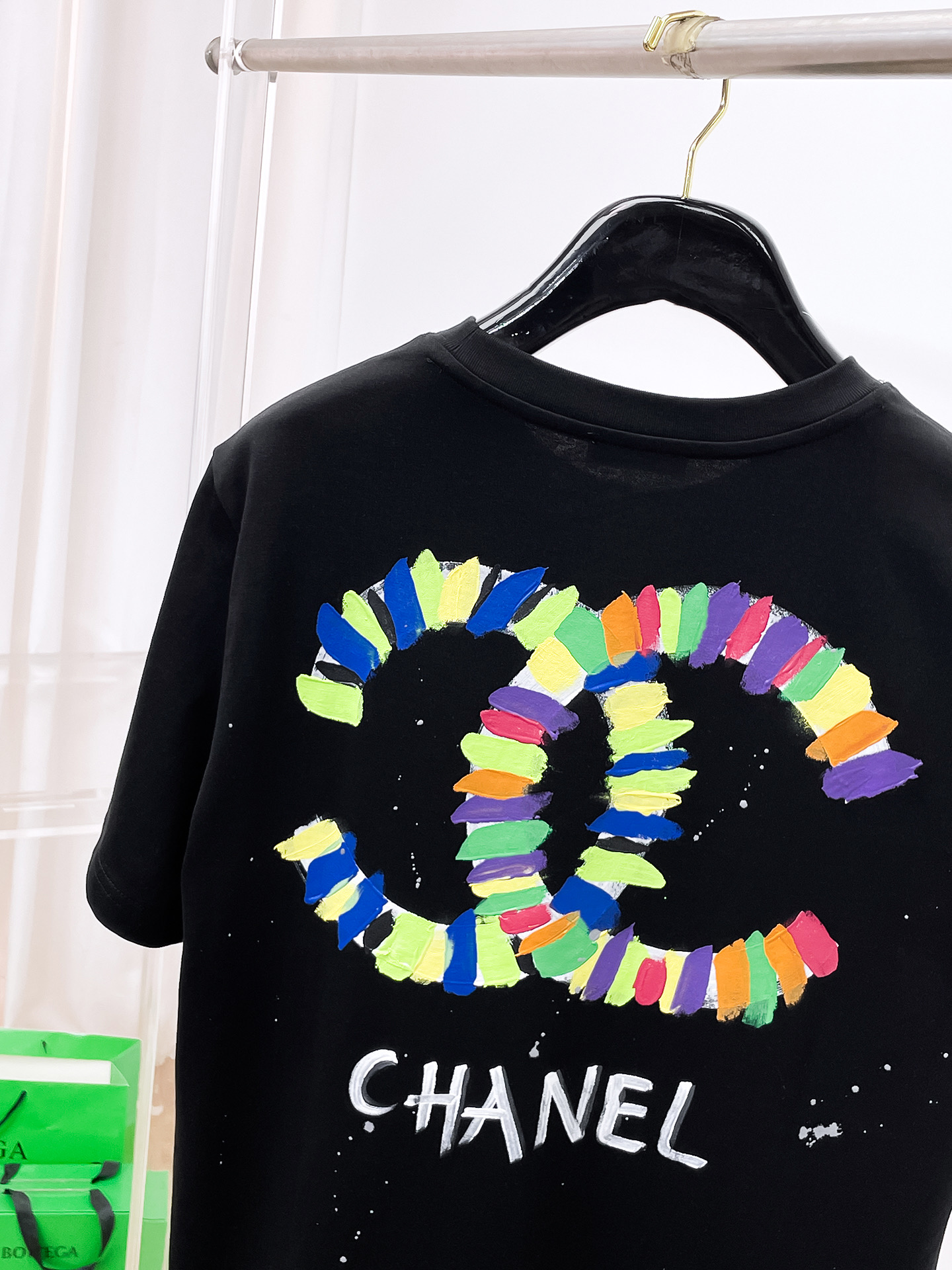    。香奈儿家 2025SS新款首发专柜最新款短袖圆领T恤 高端订制 设计前卫时尚！品牌logo重工艺