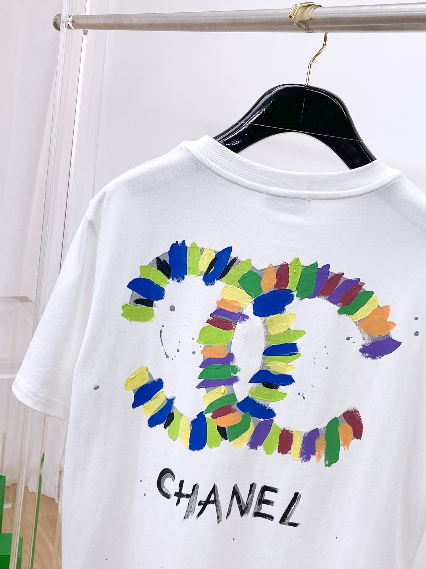    。香奈儿家 2025SS新款首发专柜最新款短袖圆领T恤 高端订制 设计前卫时尚！品牌logo重工艺