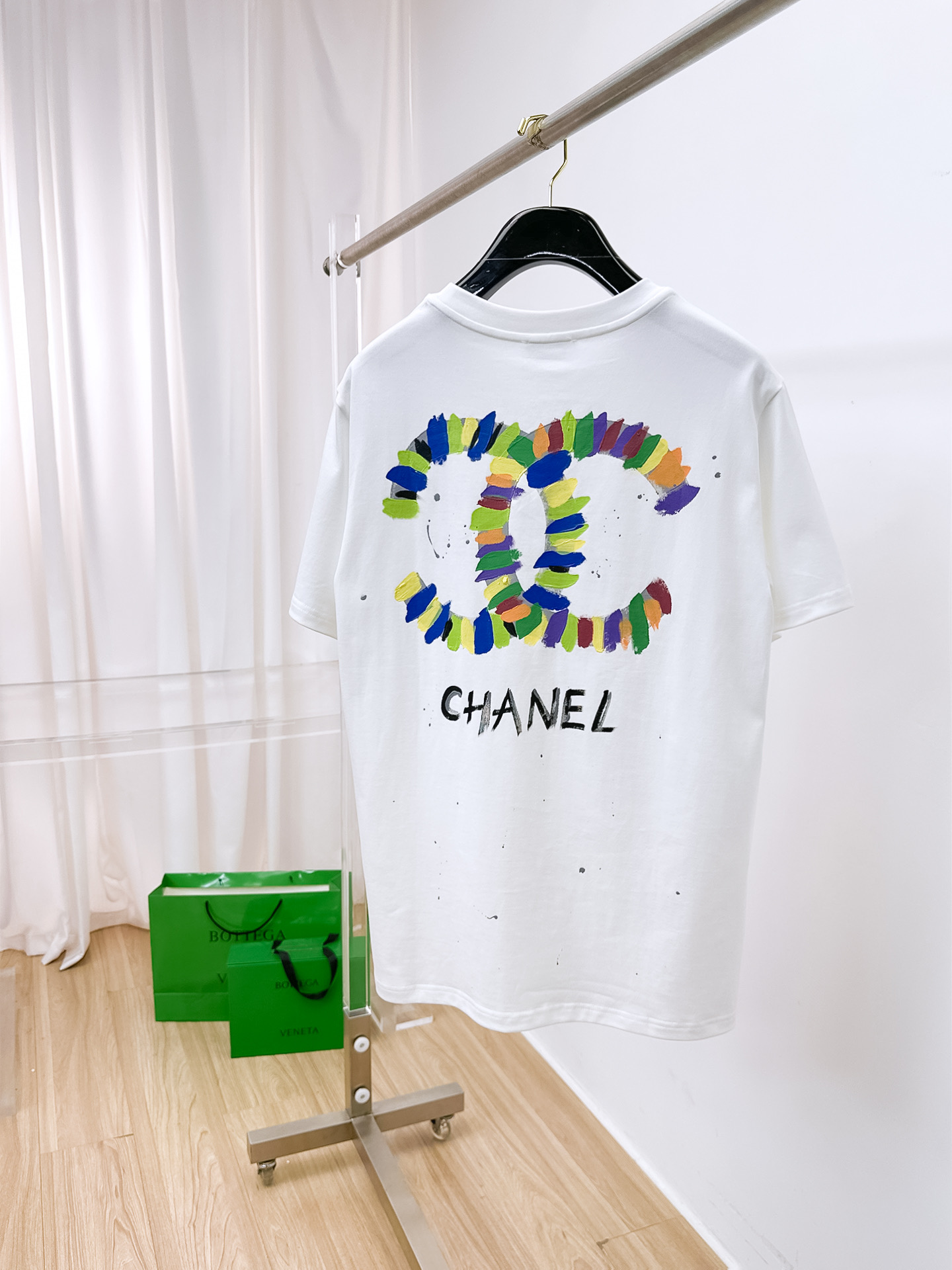    。香奈儿家 2025SS新款首发专柜最新款短袖圆领T恤 高端订制 设计前卫时尚！品牌logo重工艺