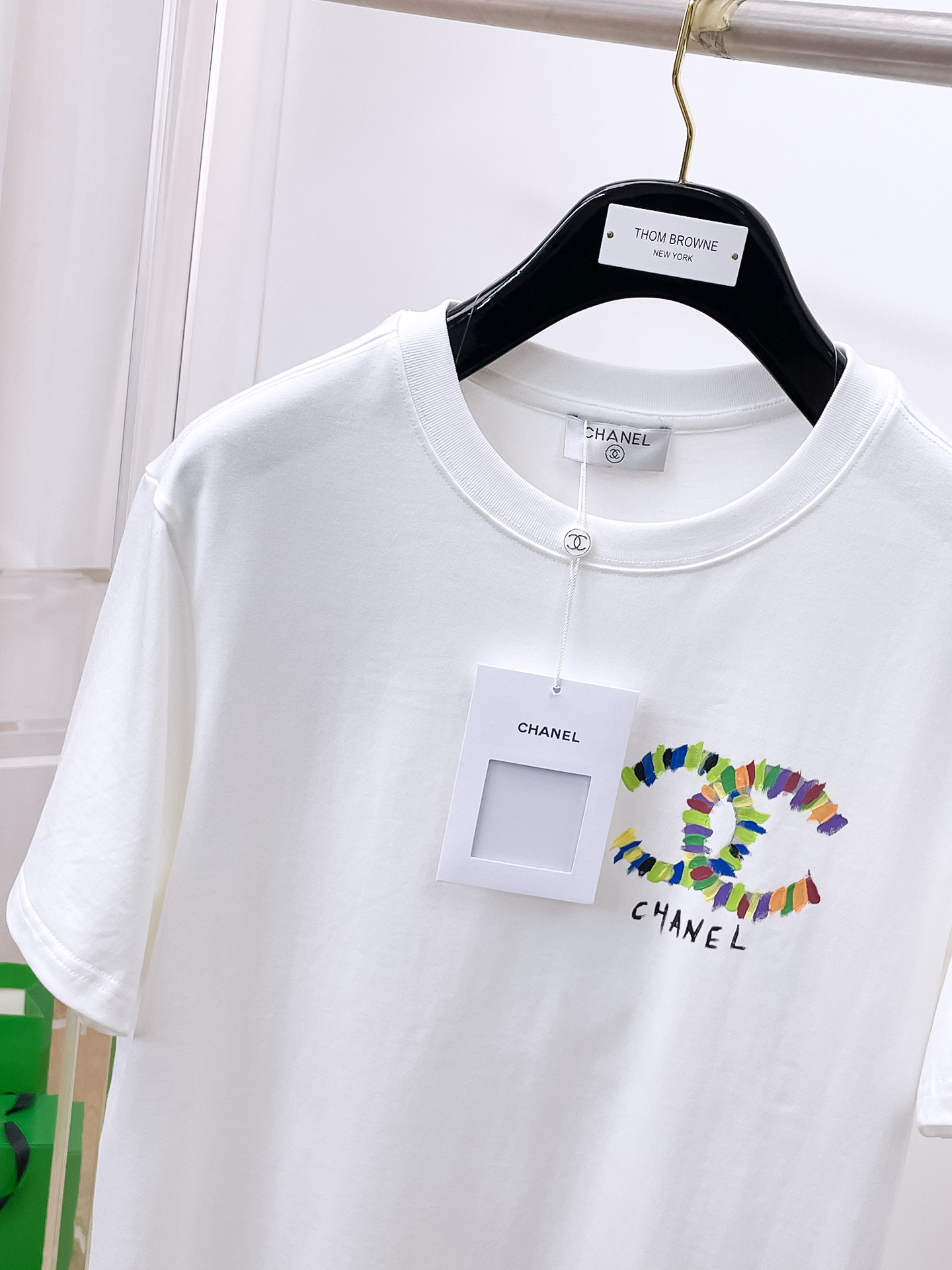    。香奈儿家 2025SS新款首发专柜最新款短袖圆领T恤 高端订制 设计前卫时尚！品牌logo重工艺