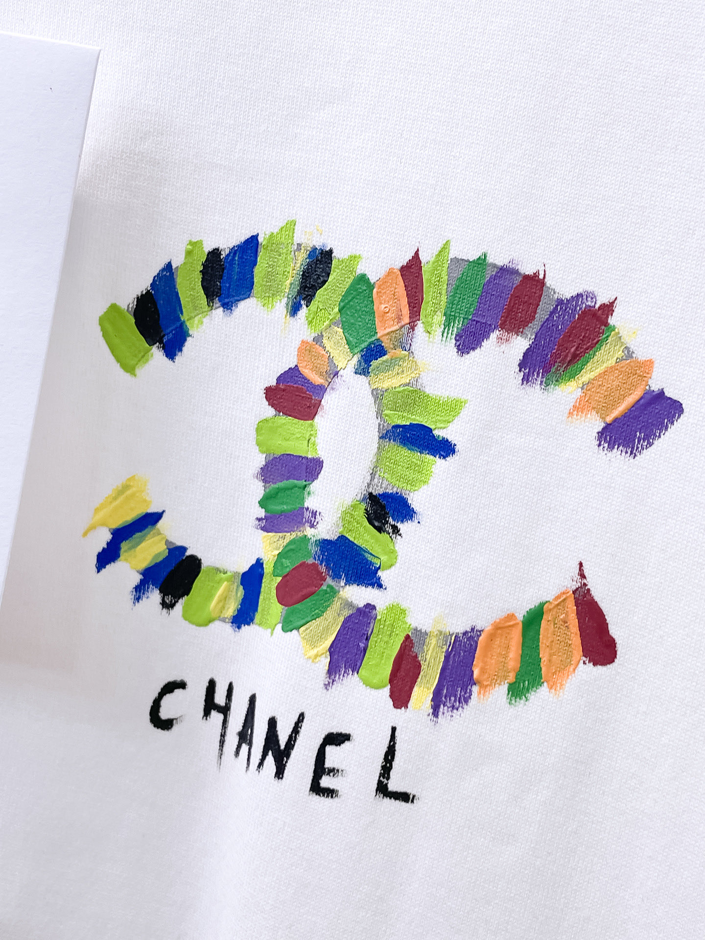    。香奈儿家 2025SS新款首发专柜最新款短袖圆领T恤 高端订制 设计前卫时尚！品牌logo重工艺