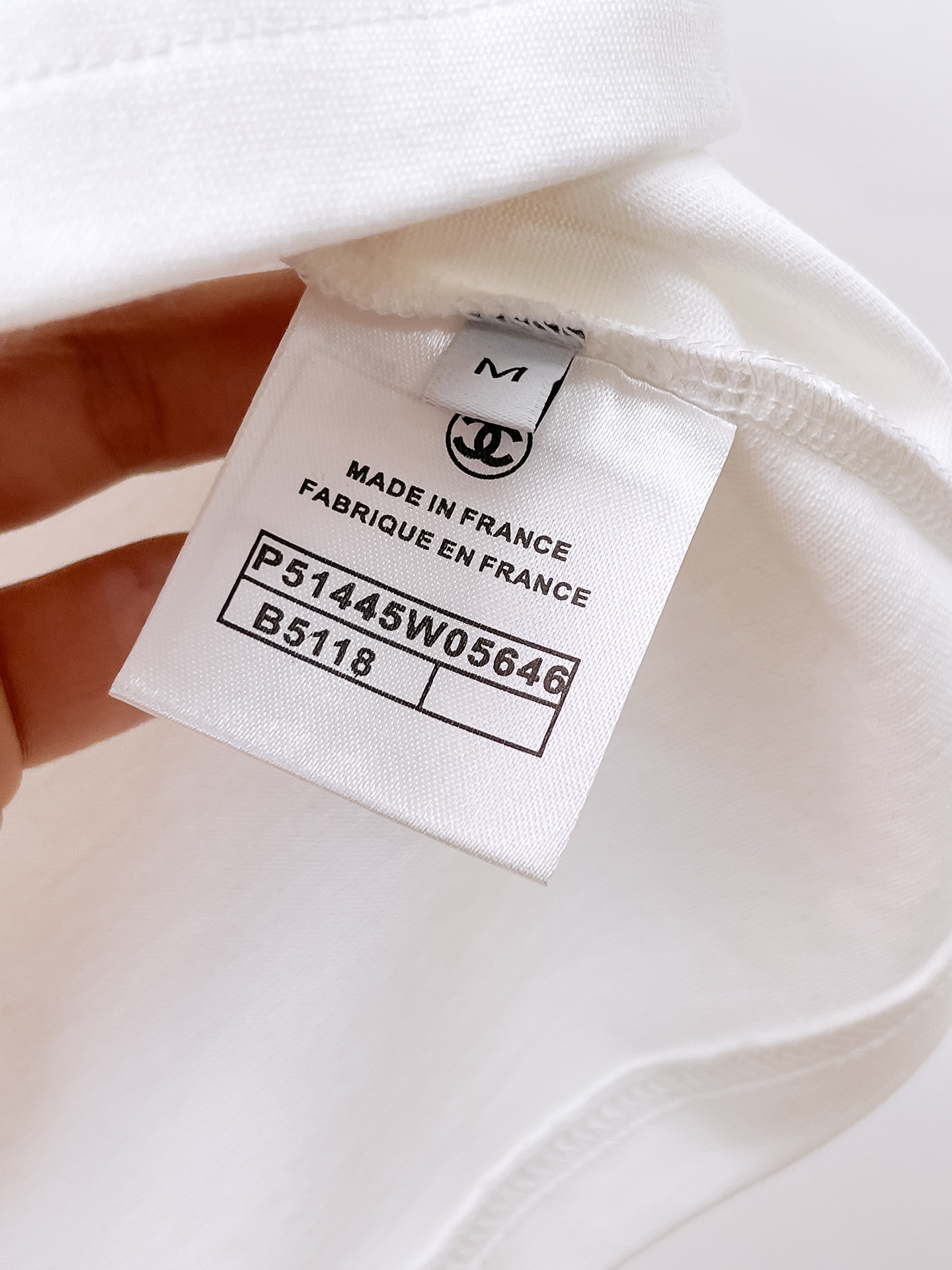    。香奈儿家 2025SS新款首发专柜最新款短袖圆领T恤 高端订制 设计前卫时尚！品牌logo重工艺