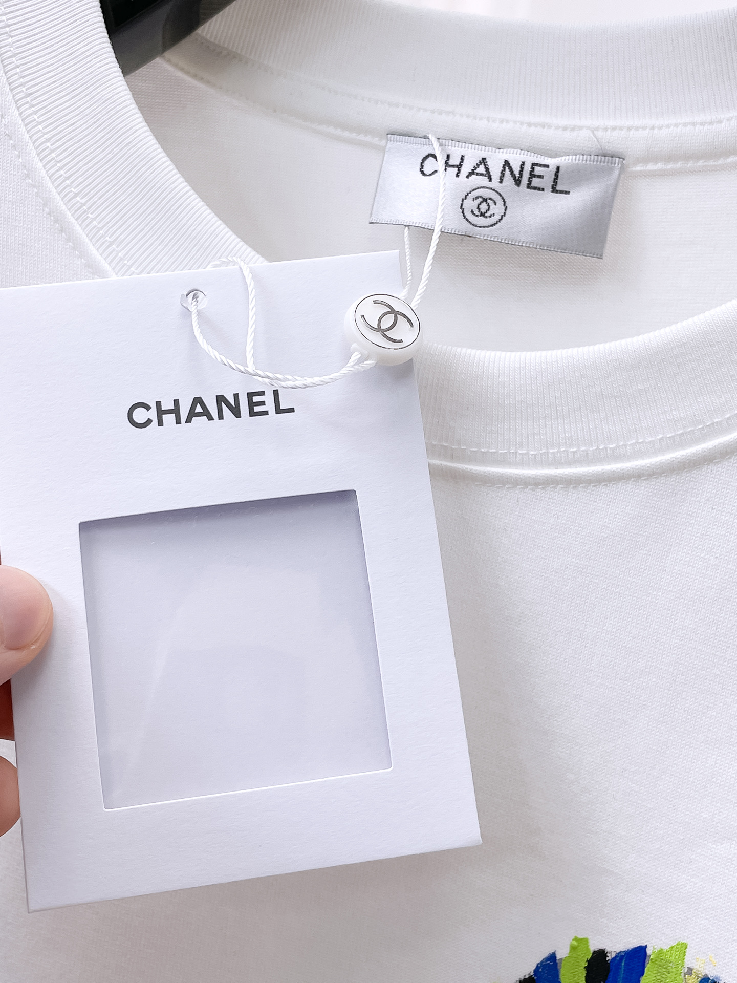    。香奈儿家 2025SS新款首发专柜最新款短袖圆领T恤 高端订制 设计前卫时尚！品牌logo重工艺
