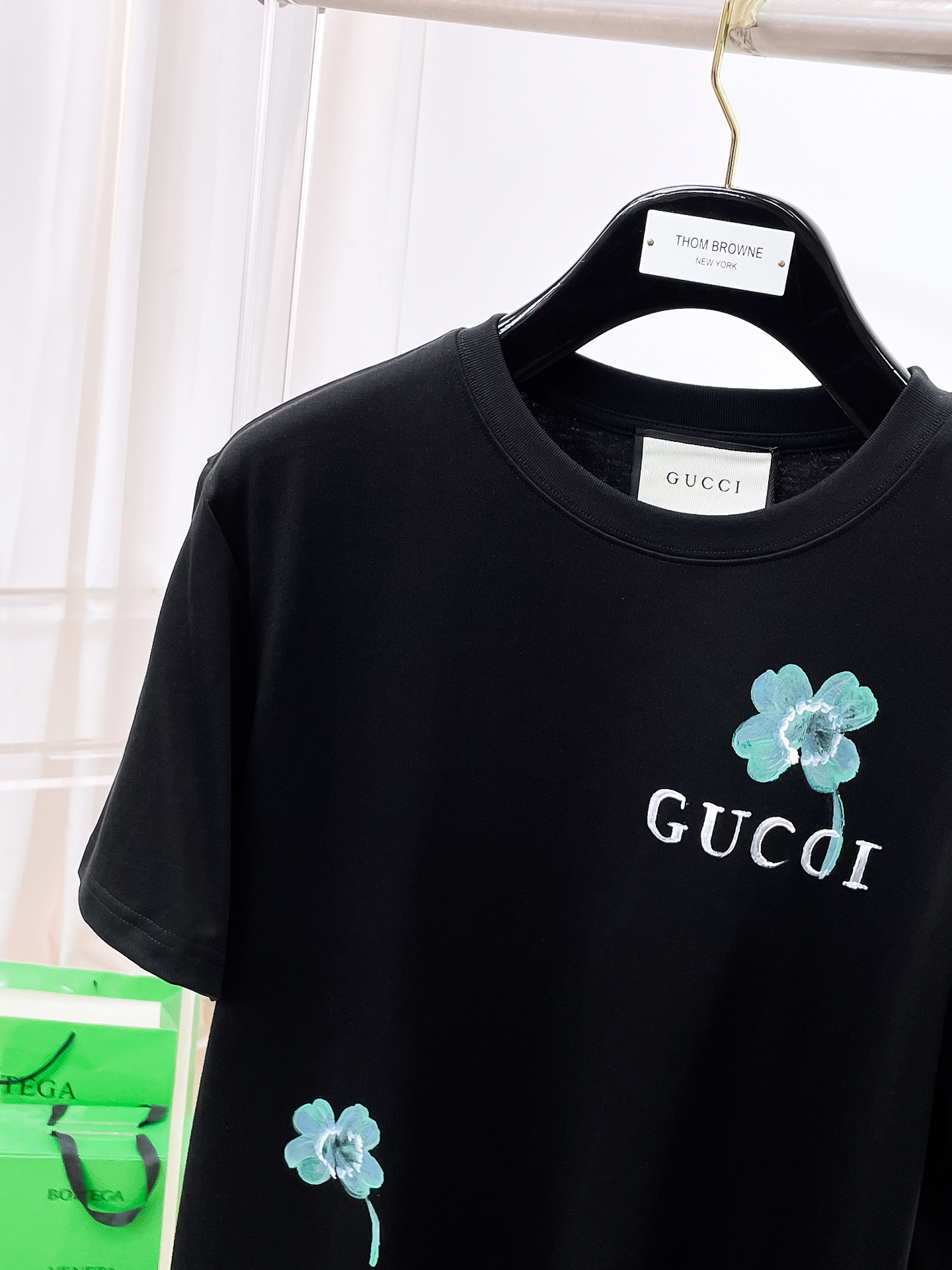    。古驰家 2025SS新款首发专柜最新款短袖圆领T恤 高端订制 设计前卫时尚！品牌logo重工艺设