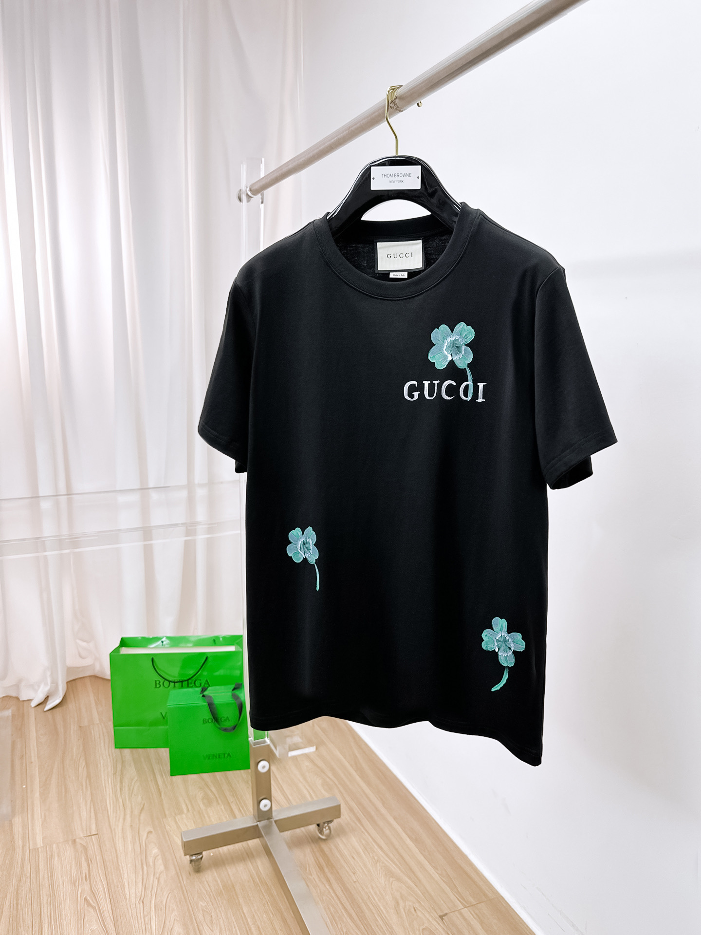    。古驰家 2025SS新款首发专柜最新款短袖圆领T恤 高端订制 设计前卫时尚！品牌logo重工艺设