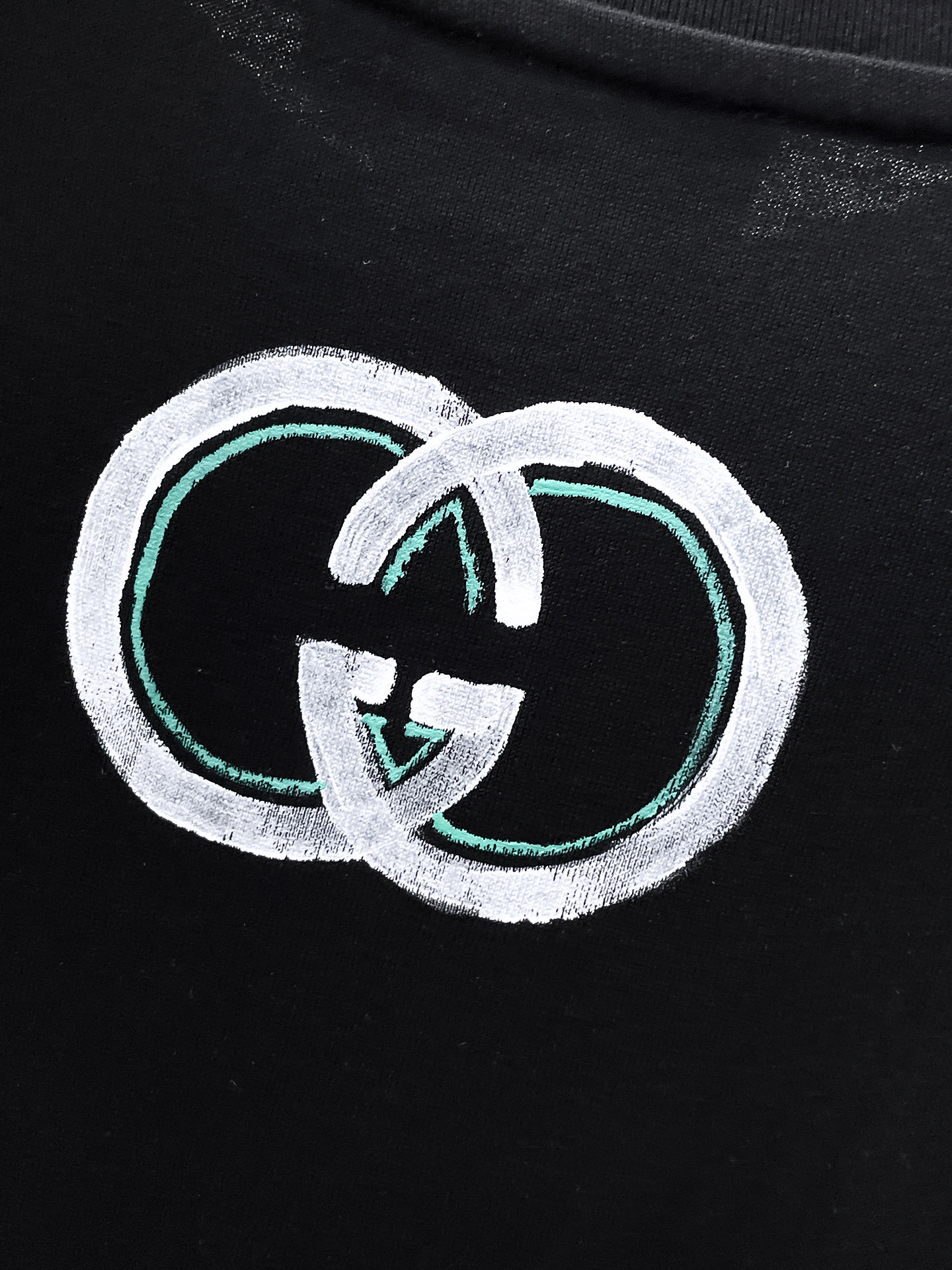    。古驰家 2025SS新款首发专柜最新款短袖圆领T恤 高端订制 设计前卫时尚！品牌logo重工艺设