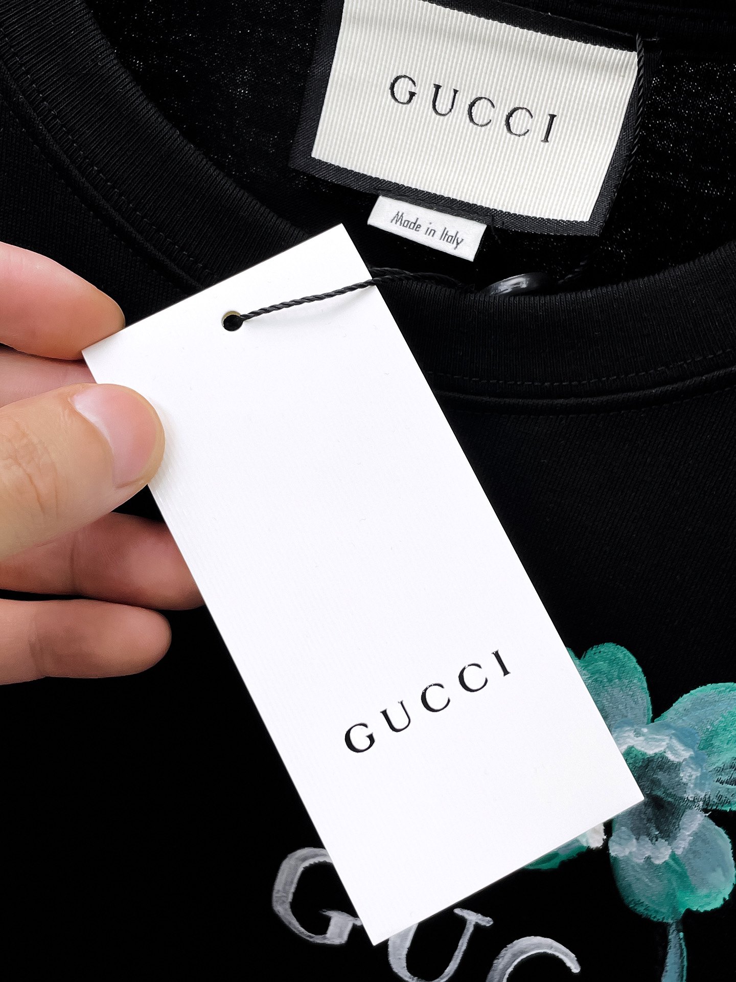    。古驰家 2025SS新款首发专柜最新款短袖圆领T恤 高端订制 设计前卫时尚！品牌logo重工艺设