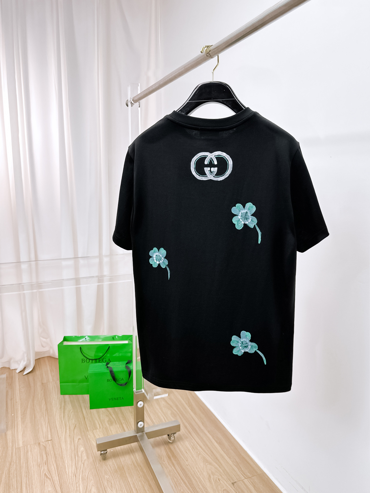    。古驰家 2025SS新款首发专柜最新款短袖圆领T恤 高端订制 设计前卫时尚！品牌logo重工艺设