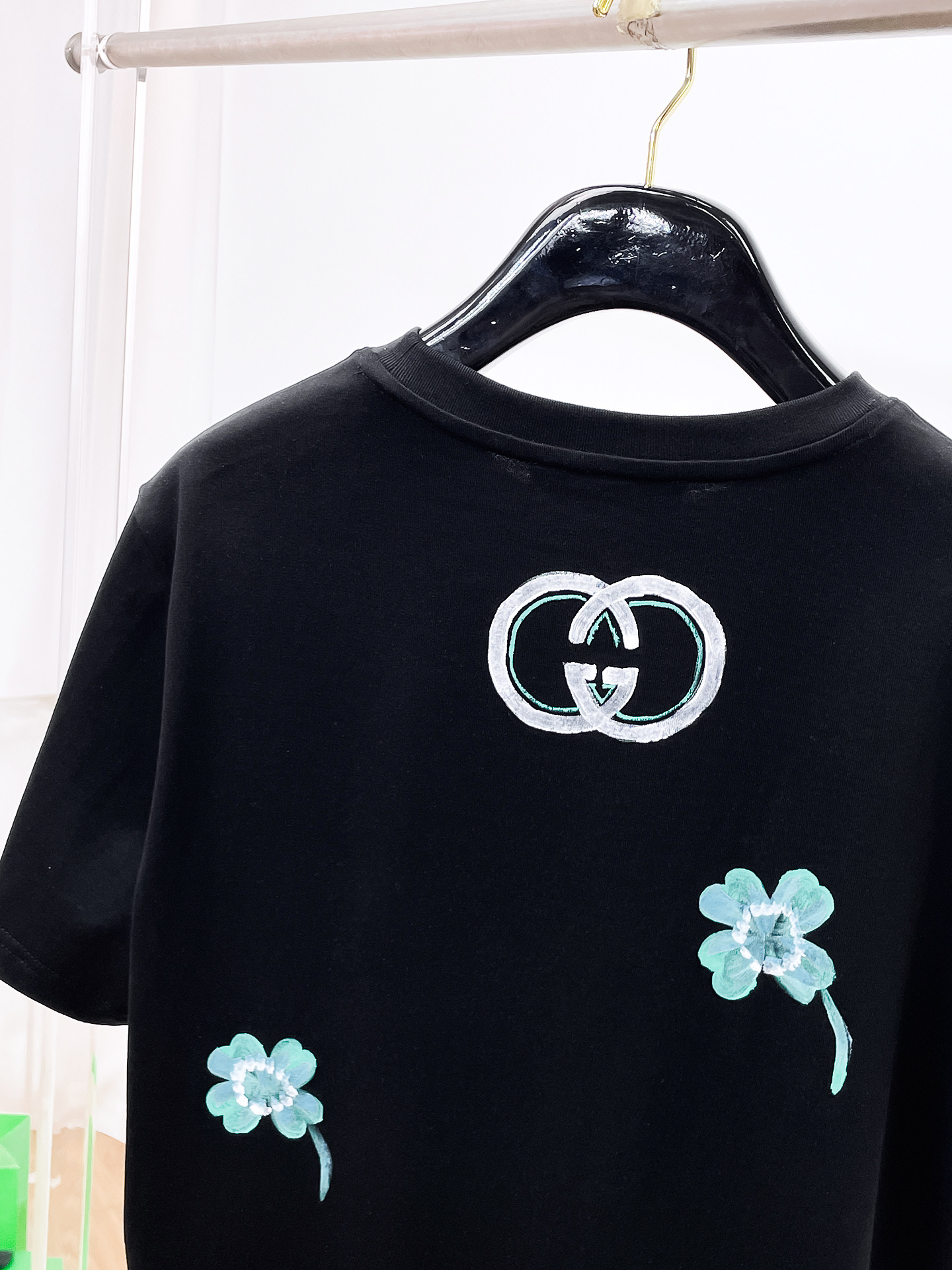    。古驰家 2025SS新款首发专柜最新款短袖圆领T恤 高端订制 设计前卫时尚！品牌logo重工艺设