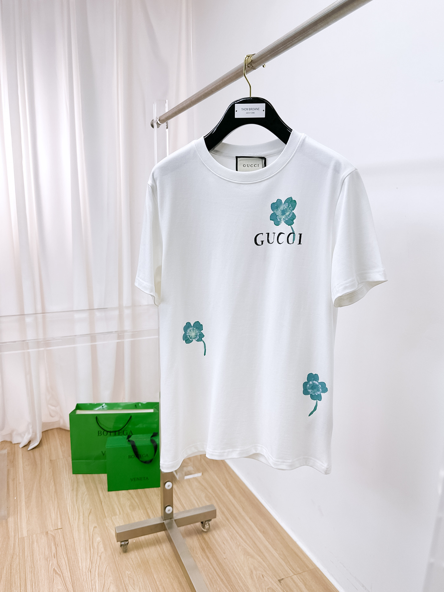 NO:413435,.Gucci Home 2025SS new first-time counter latest short-sleeved round-neck T-shirt, high-end customization, avant-garde and fashionable design!  Brand logo heavy craft design, high-end customized 250g fabric, soft feel, comfortable to wear, exquisite counter-level car line, fine workmanship, invincible and handsome upper body effect!  A must-have item for handsome men!  Color black. White. S-2XL, gucci, T-shirt, tees, t-shirt, alexander wang19860909.古驰家 2025SS新款首发专柜最新款短袖圆领T恤 高端订制 设计前卫时尚！品牌logo重工艺设计 高端定制250克面料.手感柔软.穿着舒适.专柜级别精致车线.做工精细.上身效果无敌帅气！型男必备单品！颜色黑色.白色.码数S-2XL,,gucci,T-shirt,tees，t-shirt,alexander wang,Men's clothing