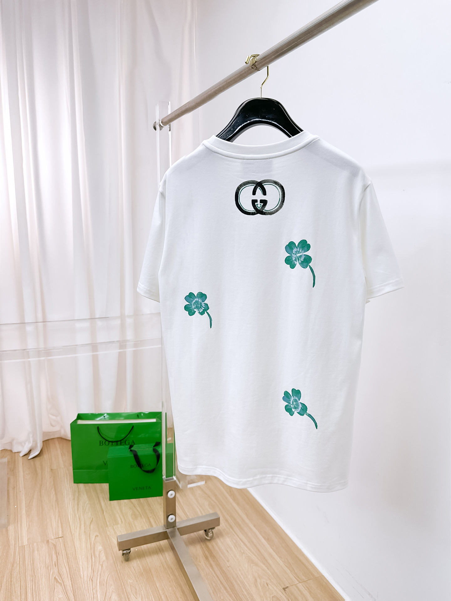    。古驰家 2025SS新款首发专柜最新款短袖圆领T恤 高端订制 设计前卫时尚！品牌logo重工艺设