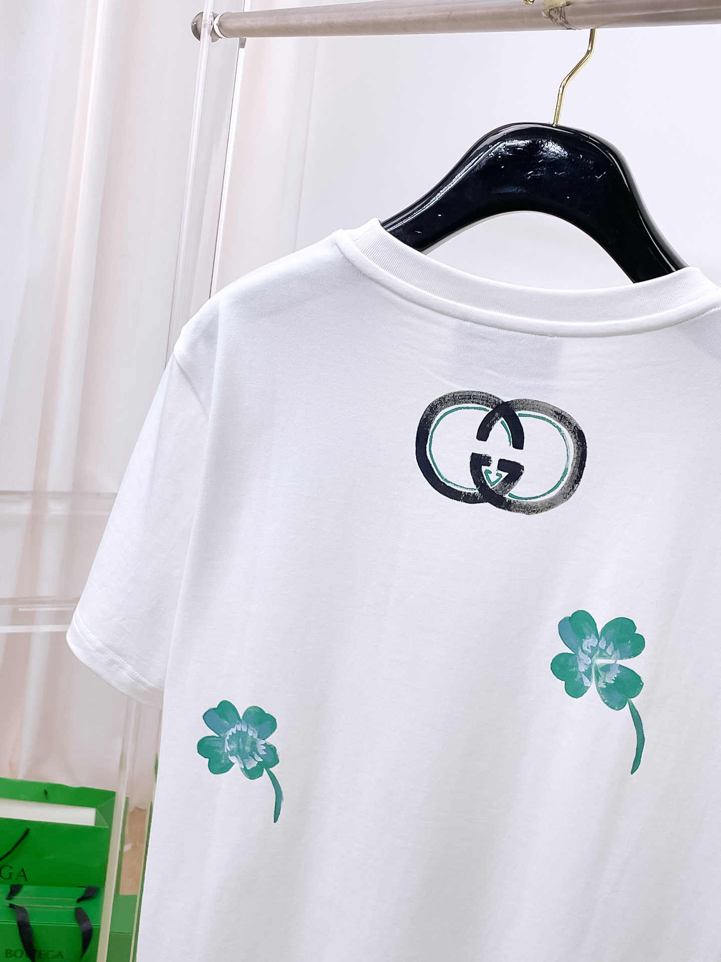    。古驰家 2025SS新款首发专柜最新款短袖圆领T恤 高端订制 设计前卫时尚！品牌logo重工艺设