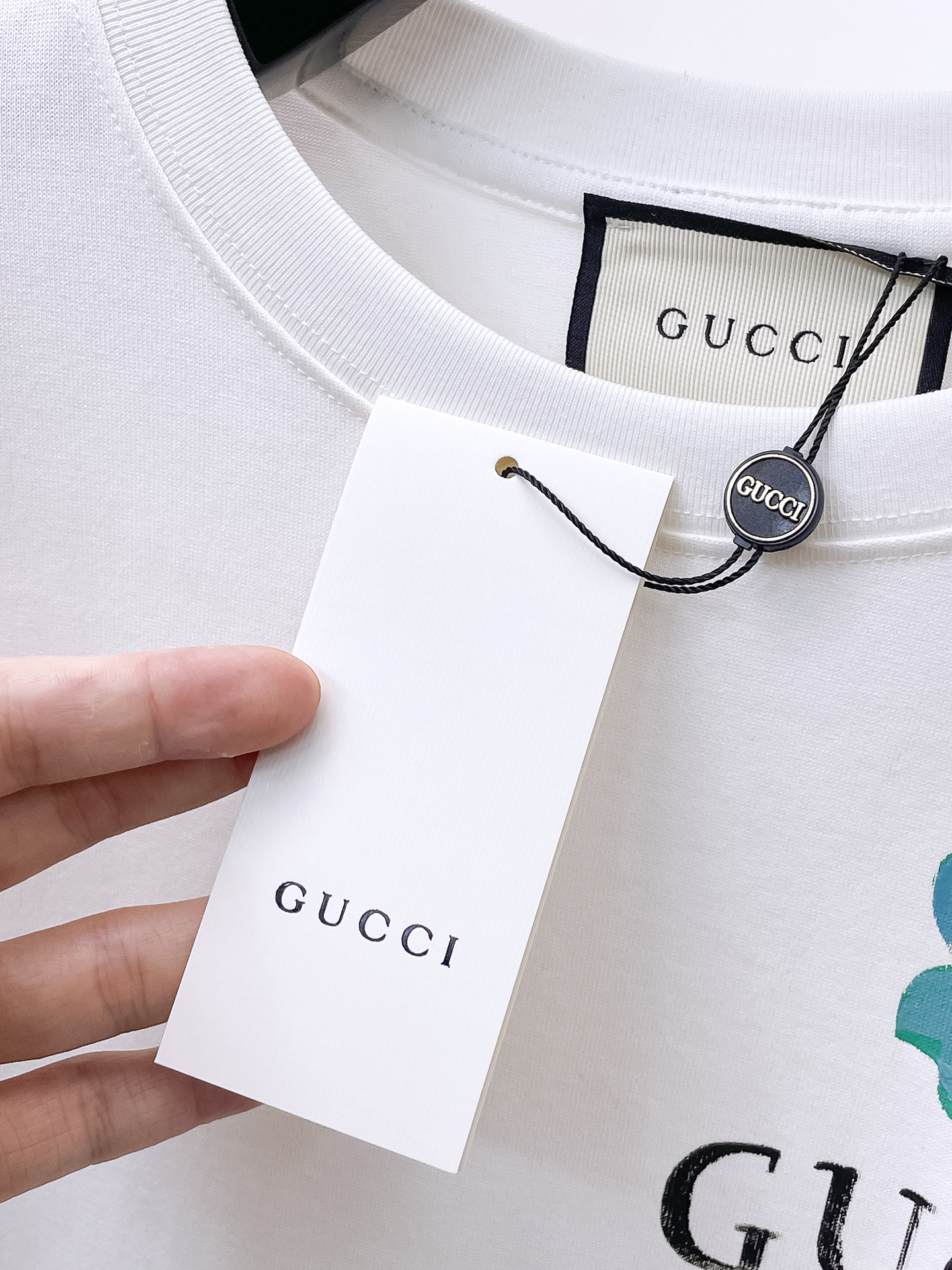    。古驰家 2025SS新款首发专柜最新款短袖圆领T恤 高端订制 设计前卫时尚！品牌logo重工艺设