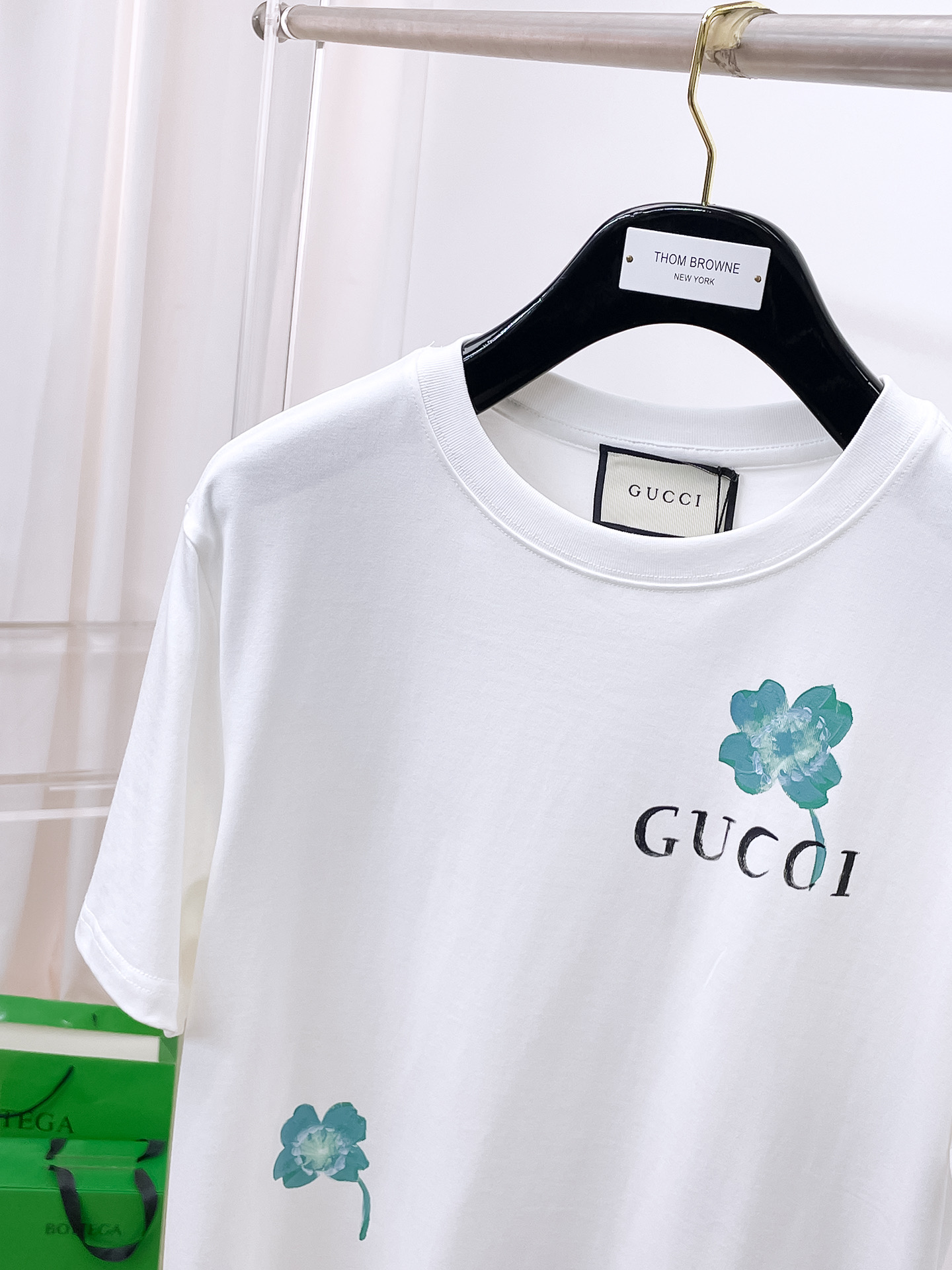    。古驰家 2025SS新款首发专柜最新款短袖圆领T恤 高端订制 设计前卫时尚！品牌logo重工艺设