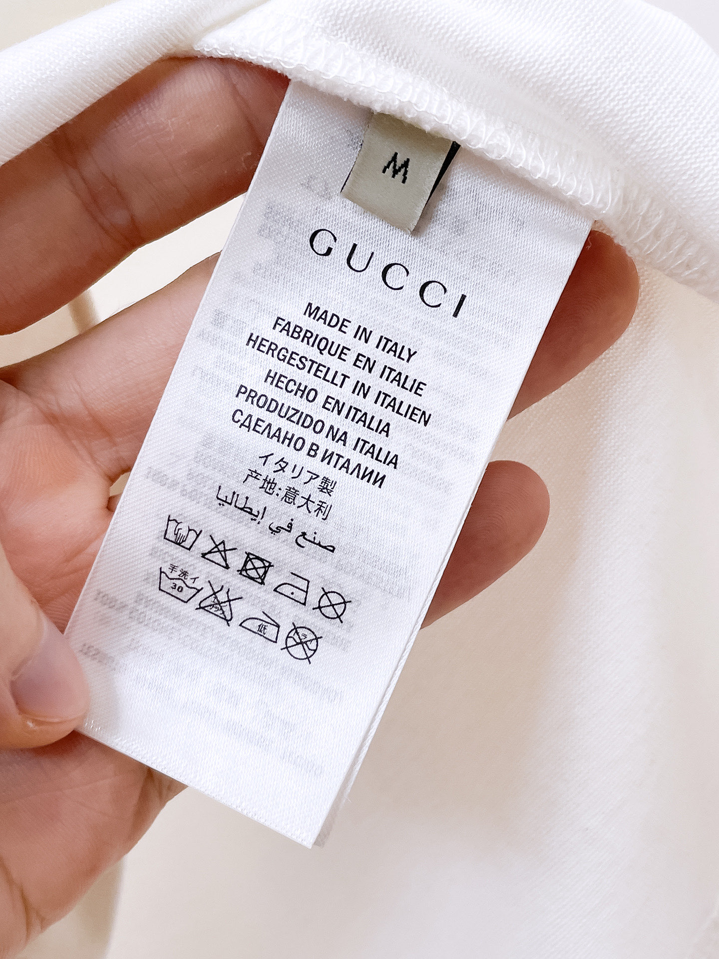    。古驰家 2025SS新款首发专柜最新款短袖圆领T恤 高端订制 设计前卫时尚！品牌logo重工艺设