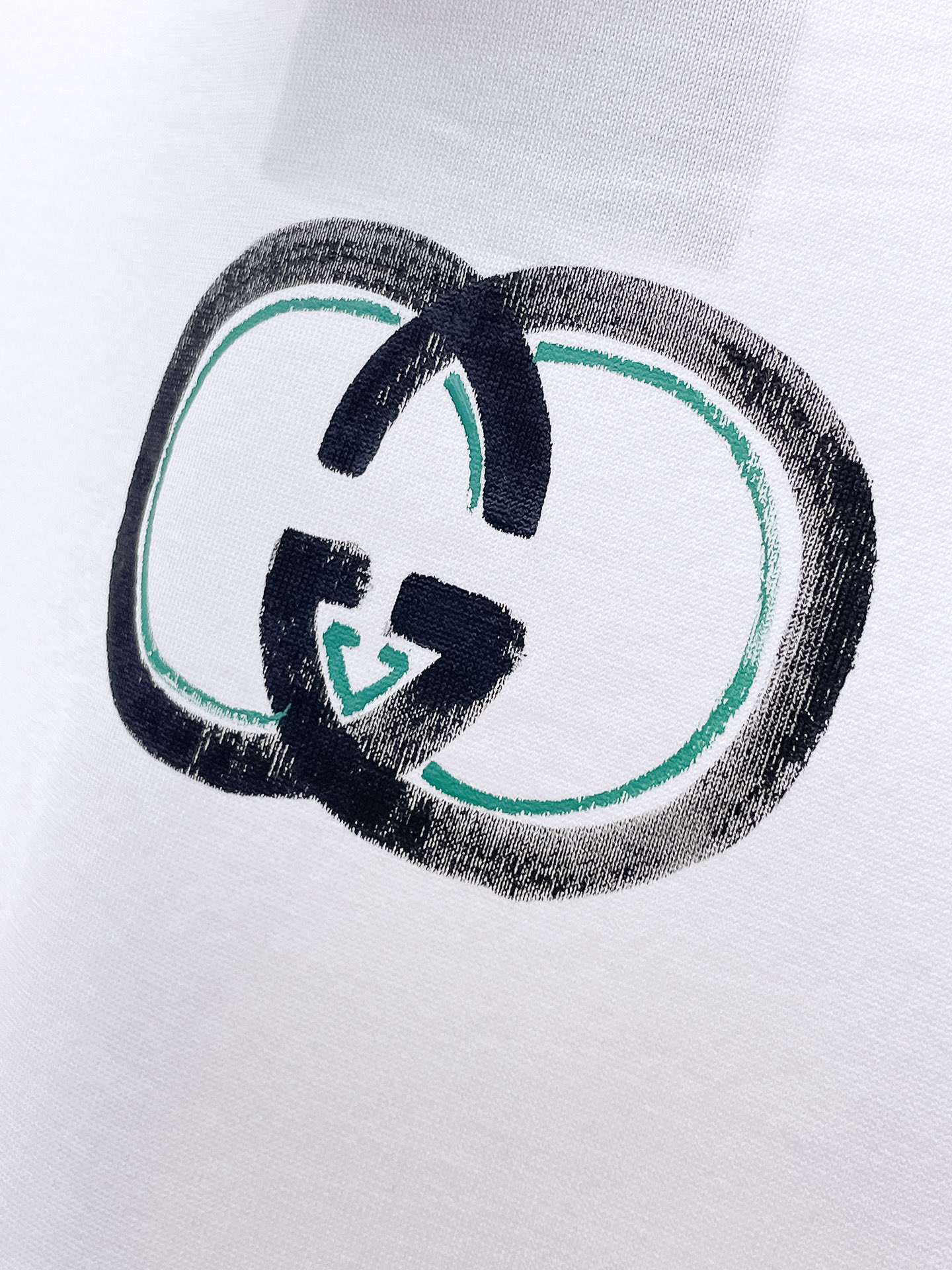    。古驰家 2025SS新款首发专柜最新款短袖圆领T恤 高端订制 设计前卫时尚！品牌logo重工艺设