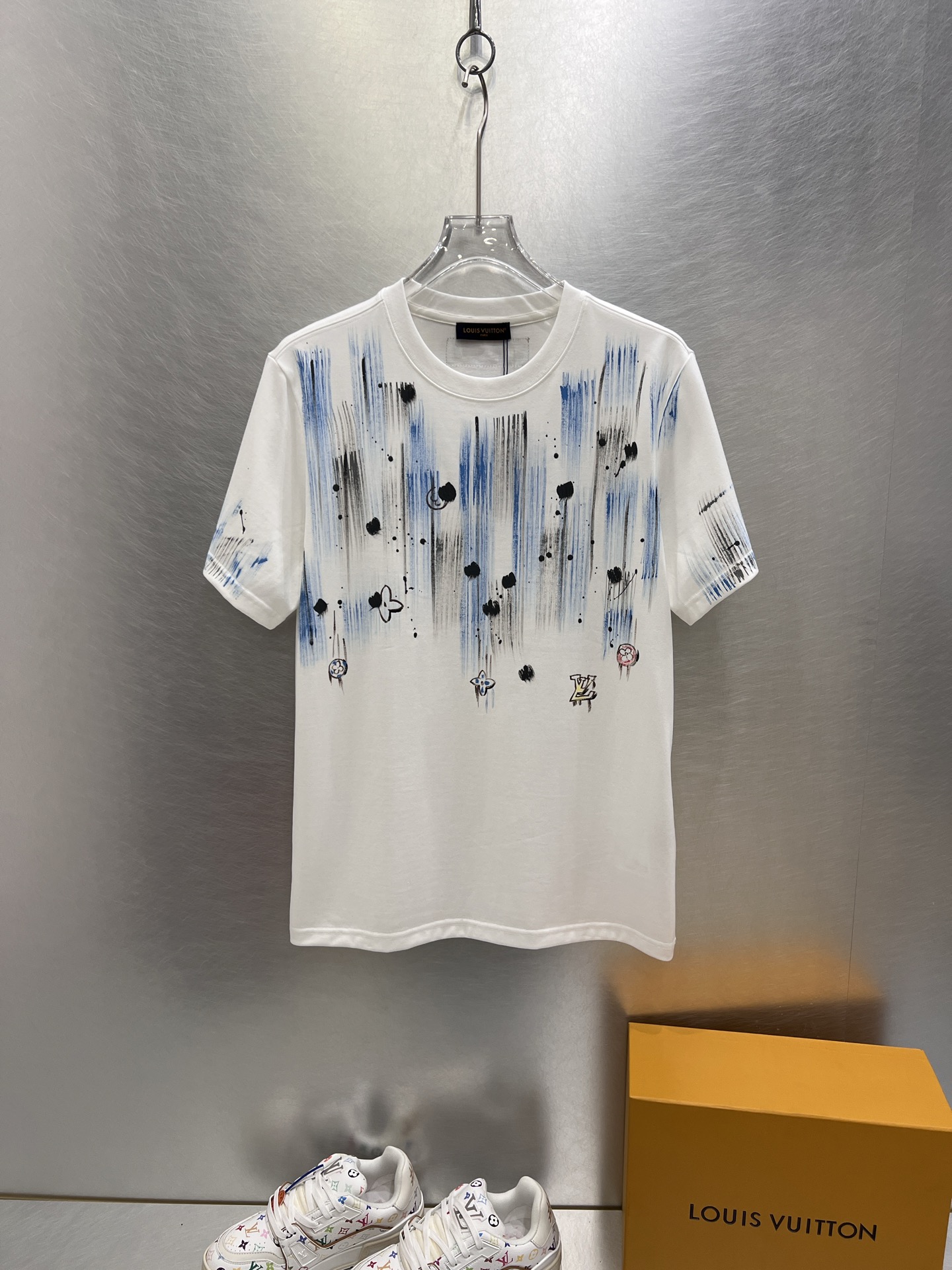 NO:413443,.Louis Home 2025SS new first-time counter latest short-sleeved round-neck T-shirt, high-end customization, avant-garde and fashionable design!  Brand logo heavy craft design, high-end customized 250g fabric, soft feel, comfortable to wear, exquisite counter-level car line, fine workmanship, invincible and handsome upper body effect!  A must-have item for handsome men!  Color black. White. S-2XL, louis vuitton, T-shirt,tees, t-shirt,alexander wang19860909.路易家 2025SS新款首发专柜最新款短袖圆领T恤 高端订制 设计前卫时尚！品牌logo重工艺设计 高端定制250克面料.手感柔软.穿着舒适.专柜级别精致车线.做工精细.上身效果无敌帅气！型男必备单品！颜色黑色.白色.码数S-2XL,,louis vuitton,T-shirt,tees，t-shirt,alexander wang,Men's clothing