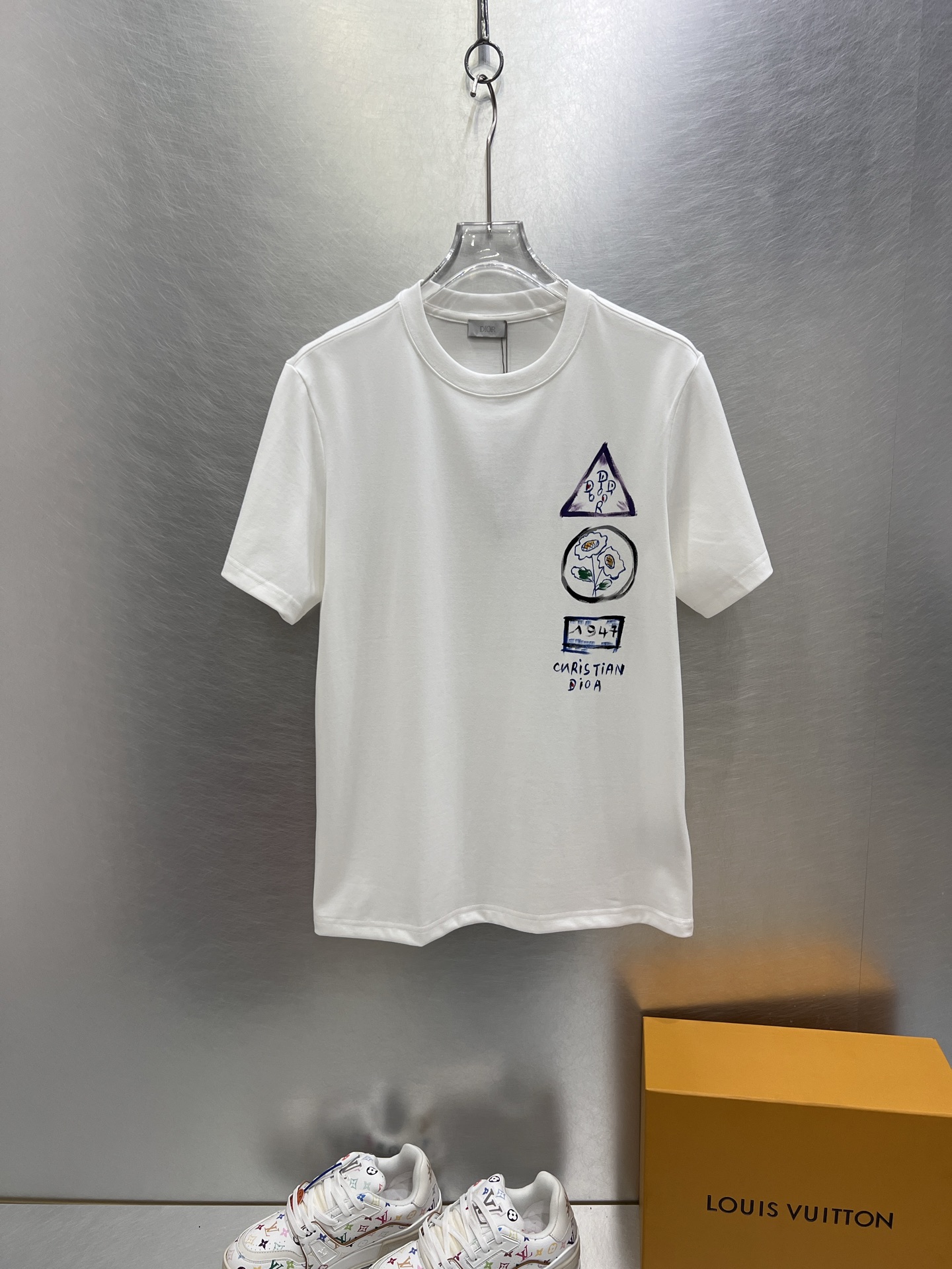 NO:413452,.Dio Home 2025SS new first-time counter latest short-sleeved round-neck T-shirt, high-end customization, avant-garde and fashionable design!  Brand logo heavy craft design, high-end customized 250g fabric, soft feel, comfortable to wear, exquisite counter-level car line, fine workmanship, invincible and handsome upper body effect!  A must-have item for handsome men!  Color black. White. S-2XL, dior, T-shirt,tees, t-shirt,alexander wang19860909.迪奥家 2025SS新款首发专柜最新款短袖圆领T恤 高端订制 设计前卫时尚！品牌logo重工艺设计 高端定制250克面料.手感柔软.穿着舒适.专柜级别精致车线.做工精细.上身效果无敌帅气！型男必备单品！颜色黑色.白色.码数S-2XL,,dior,T-shirt,tees，t-shirt,alexander wang,Men's clothing