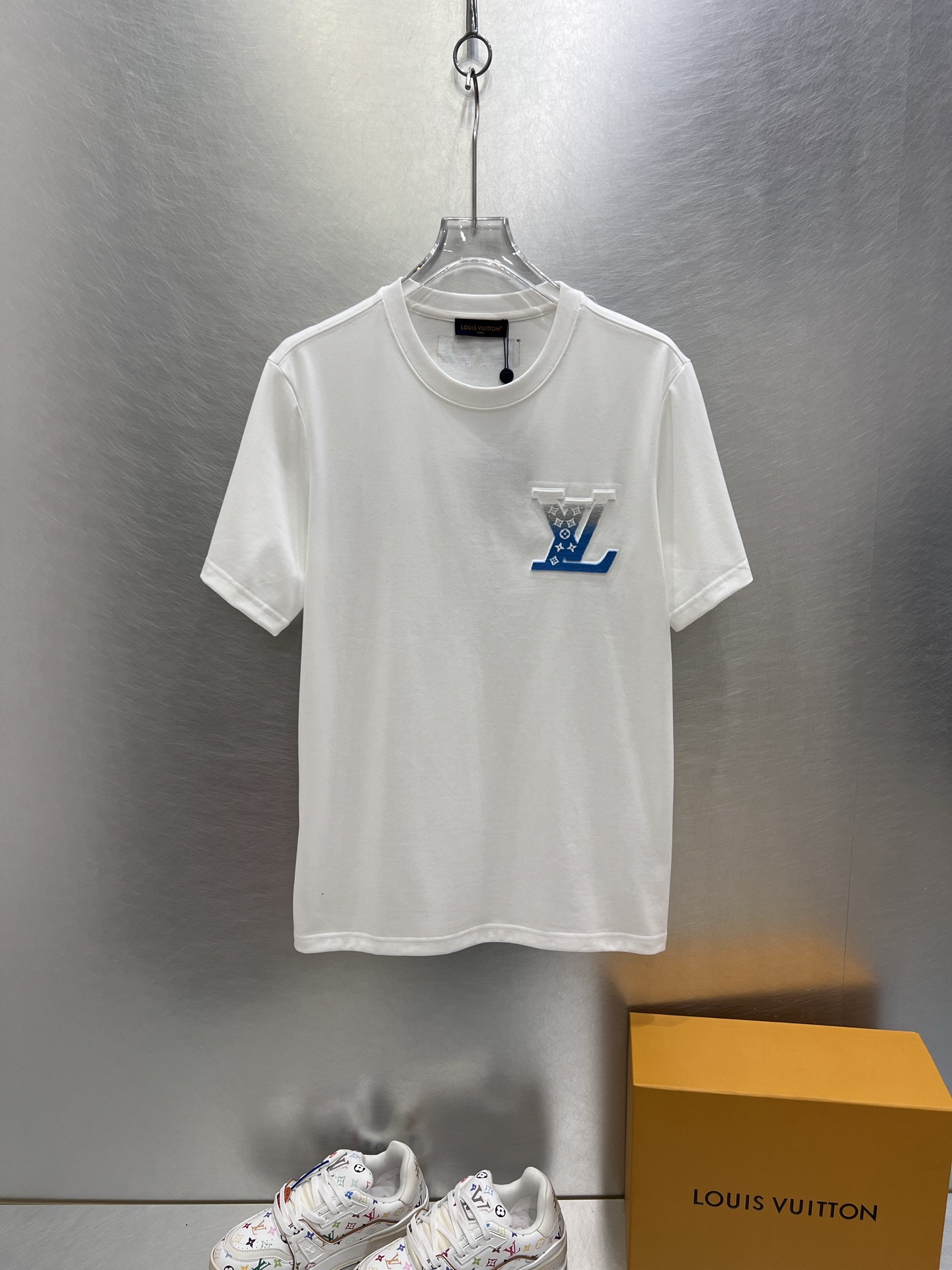 NO:413459,.Louis Home 2025SS new first-time counter latest short-sleeved round-neck T-shirt, high-end customization, avant-garde and fashionable design!  Brand logo heavy craft design, high-end customized 250g fabric, soft feel, comfortable to wear, exquisite counter-level car line, fine workmanship, invincible and handsome upper body effect!  A must-have item for handsome men!  Color black. White. S-2XL, louis vuitton, T-shirt,tees, t-shirt,alexander wang19860909.路易家 2025SS新款首发专柜最新款短袖圆领T恤 高端订制 设计前卫时尚！品牌logo重工艺设计 高端定制250克面料.手感柔软.穿着舒适.专柜级别精致车线.做工精细.上身效果无敌帅气！型男必备单品！颜色黑色.白色.码数S-2XL,,louis vuitton,T-shirt,tees，t-shirt,alexander wang,Men's clothing