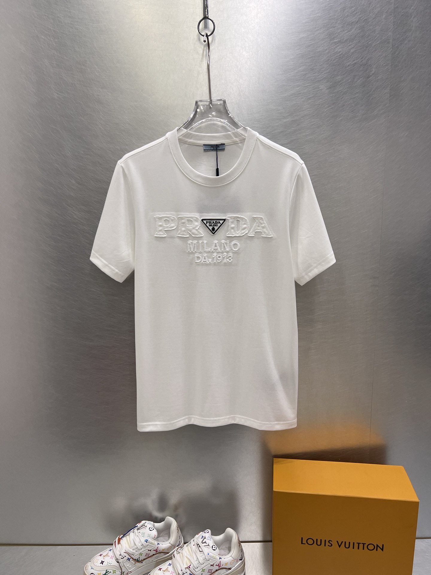 NO:413467,.Prada Home 2025SS new first-time counter latest short-sleeved round-neck T-shirt, high-end customization, avant-garde and fashionable design!  Brand logo heavy craft design, high-end customized 250g fabric, soft feel, comfortable to wear, exquisite counter-level car line, fine workmanship, invincible and handsome upper body effect!  A must-have item for handsome men!  Color black. White. S-2XL, prada, T-shirt,tees, t-shirt,alexander wang19860909.普拉达家 2025SS新款首发专柜最新款短袖圆领T恤 高端订制 设计前卫时尚！品牌logo重工艺设计 高端定制250克面料.手感柔软.穿着舒适.专柜级别精致车线.做工精细.上身效果无敌帅气！型男必备单品！颜色黑色.白色.码数S-2XL,,prada,T-shirt,tees，t-shirt,alexander wang,Men's clothing
