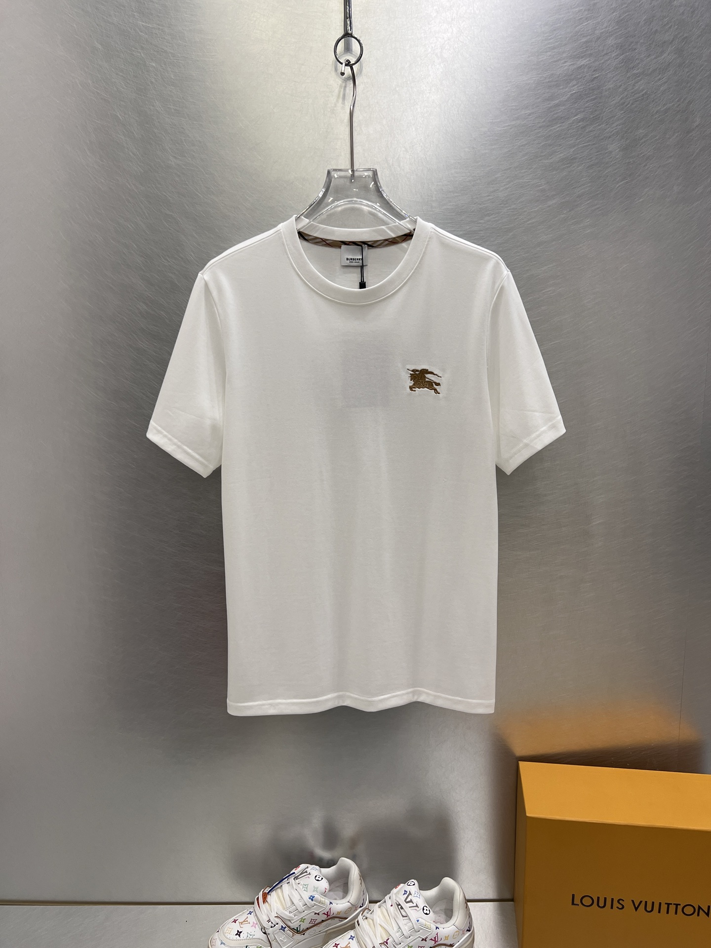 NO:413473,.Burberry Home 2025SS new first-time counter latest short-sleeved round-neck T-shirt, high-end customization, avant-garde and fashionable design!  Brand logo heavy craft design, high-end customized 250g fabric, soft feel, comfortable to wear, exquisite counter-level car line, fine workmanship, invincible and handsome upper body effect!  A must-have item for handsome men!  Color black. White. S-2XL, burberry, T-shirt, tees, t-shirt, alexander wang19860909.巴宝莉家 2025SS新款首发专柜最新款短袖圆领T恤 高端订制 设计前卫时尚！品牌logo重工艺设计 高端定制250克面料.手感柔软.穿着舒适.专柜级别精致车线.做工精细.上身效果无敌帅气！型男必备单品！颜色黑色.白色.码数S-2XL,,burberry,T-shirt,tees，t-shirt,alexander wang,Men's clothing