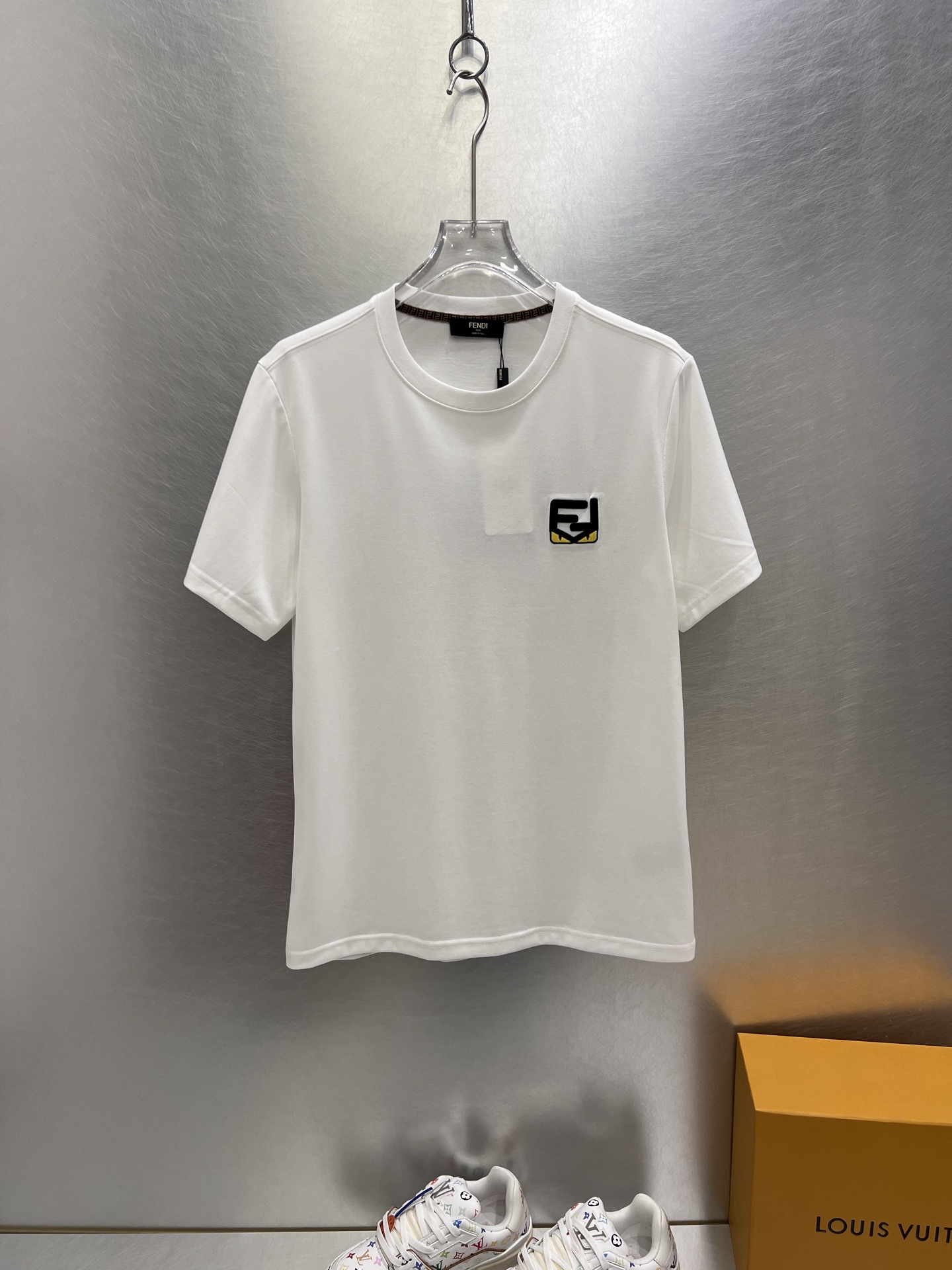 NO:413477,.Fendi Home 2025SS new first-time counter latest short-sleeved round-neck T-shirt, high-end customization, avant-garde and fashionable design!  Brand logo heavy craft design, high-end customized 250g fabric, soft feel, comfortable to wear, exquisite counter-level car line, fine workmanship, invincible and handsome upper body effect!  A must-have item for handsome men!  Color black. White. S-2XL, fendi,dior,T-shirt,tees,t-shirt,alexander wang19860909.芬迪家 2025SS新款首发专柜最新款短袖圆领T恤 高端订制 设计前卫时尚！品牌logo重工艺设计 高端定制250克面料.手感柔软.穿着舒适.专柜级别精致车线.做工精细.上身效果无敌帅气！型男必备单品！颜色黑色.白色.码数S-2XL,,fendi,dior,T-shirt,tees，t-shirt,alexander wang,Men's clothing