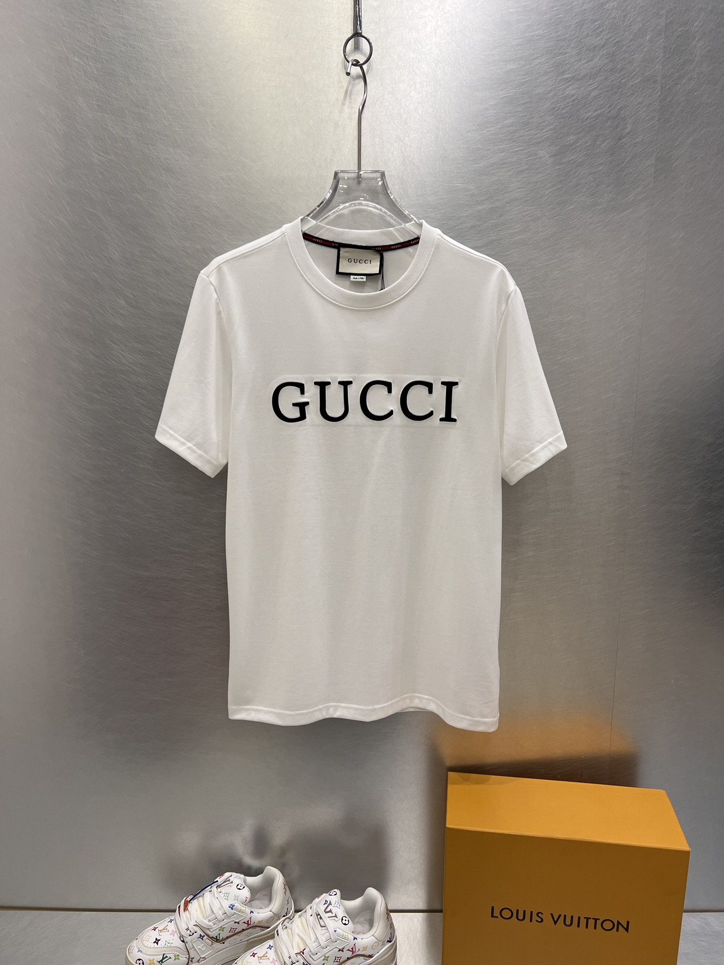 NO:413416,.Gucci Home 2025SS new first-time counter latest short-sleeved round-neck T-shirt, high-end customization, avant-garde and fashionable design!  Brand logo heavy craft design, high-end customized 250g fabric, soft feel, comfortable to wear, exquisite counter-level car line, fine workmanship, invincible and handsome upper body effect!  A must-have item for handsome men!  Color black. White. S-2XL, gucci, T-shirt, tees, t-shirt, alexander wang19860909.古驰家 2025SS新款首发专柜最新款短袖圆领T恤 高端订制 设计前卫时尚！品牌logo重工艺设计 高端定制250克面料.手感柔软.穿着舒适.专柜级别精致车线.做工精细.上身效果无敌帅气！型男必备单品！颜色黑色.白色.码数S-2XL,,gucci,T-shirt,tees，t-shirt,alexander wang,Men's clothing