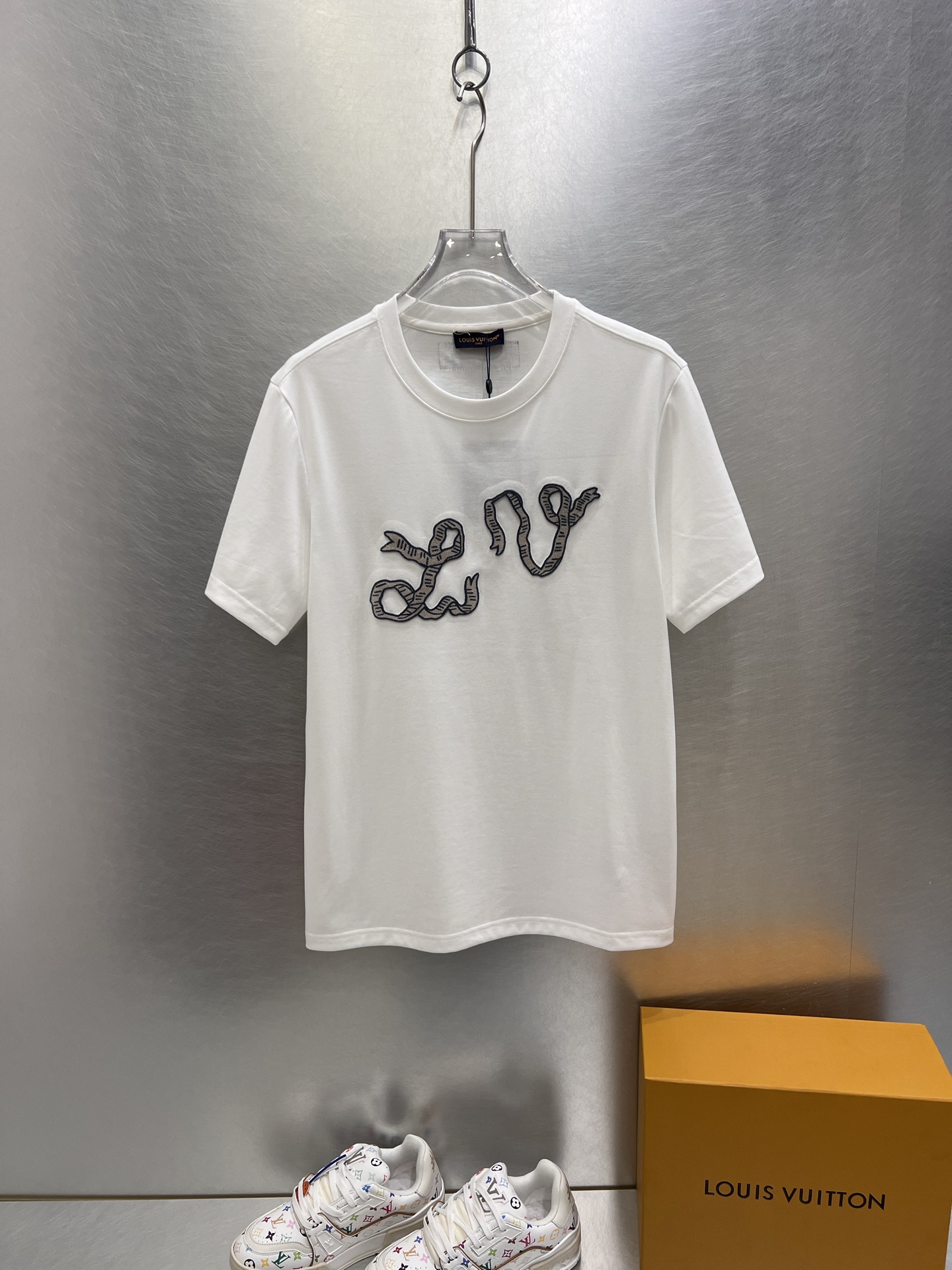 NO:413422,.Louis Home 2025SS new first-time counter latest short-sleeved round-neck T-shirt, high-end customization, avant-garde and fashionable design!  Brand logo heavy craft design, high-end customized 250g fabric, soft feel, comfortable to wear, exquisite counter-level car line, fine workmanship, invincible and handsome upper body effect!  A must-have item for handsome men!  Color black. White. S-2XL, louis vuitton, T-shirt,tees, t-shirt,alexander wang19860909.路易家 2025SS新款首发专柜最新款短袖圆领T恤 高端订制 设计前卫时尚！品牌logo重工艺设计 高端定制250克面料.手感柔软.穿着舒适.专柜级别精致车线.做工精细.上身效果无敌帅气！型男必备单品！颜色黑色.白色.码数S-2XL,,louis vuitton,T-shirt,tees，t-shirt,alexander wang,Men's clothing