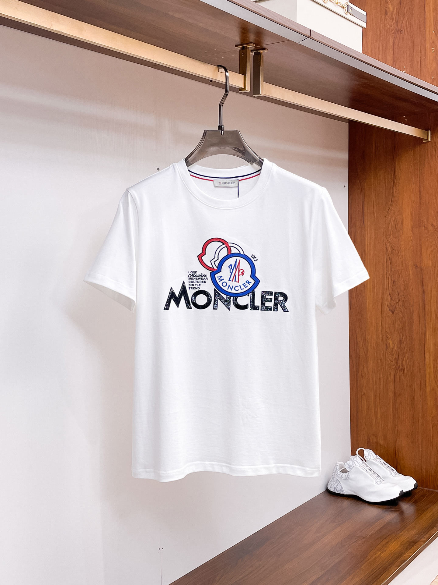 NO:733907,MO# 2026 spring and summer new style debut counter, the latest short-sleeved round neck T-shirt, high-end customization, avant-garde and fashionable design!  The brand logo is designed with heavy craftsmanship. High-end customized 230g fabric. Soft to the touch. Comfortable to wear. Exquisite stitching at the counter level. Fine workmanship. The upper body effect is incomparably handsome!  A must-have item for a stylish man!  Color Black. White. Size S-2XL,, T-shirt, tees, t-shirt,19860909MO# 2026春夏新款首发专柜最新款短袖圆领T恤 高端订制 设计前卫时尚！品牌logo重工艺设计 高端定制230克面料.手感柔软.穿着舒适.专柜级别精致车线.做工精细.上身效果无敌帅气！型男必备单品！颜色黑色.白色.码数S-2XL,,T-shirt,tees，t-shirt,,Men's clothing