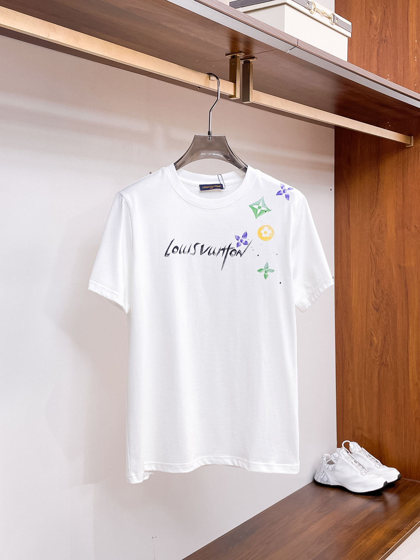 NO:733912,LV# 2026 spring and summer new style debut counter, the latest short-sleeved round neck T-shirt, high-end customization, avant-garde and fashionable design!  The brand logo is designed with heavy craftsmanship. High-end customized 230g fabric. Soft to the touch. Comfortable to wear. Exquisite stitching at the counter level. Fine workmanship. The upper body effect is incomparably handsome!  A must-have item for a stylish man!  Color black. White. Size S-2XL,, louis vuitton, T-shirt, tees, t-shirt,19860909LV# 2026春夏新款首发专柜最新款短袖圆领T恤 高端订制 设计前卫时尚！品牌logo重工艺设计 高端定制230克面料.手感柔软.穿着舒适.专柜级别精致车线.做工精细.上身效果无敌帅气！型男必备单品！颜色黑色.白色.码数S-2XL,,louis vuitton,T-shirt,tees，t-shirt,,Men's clothing