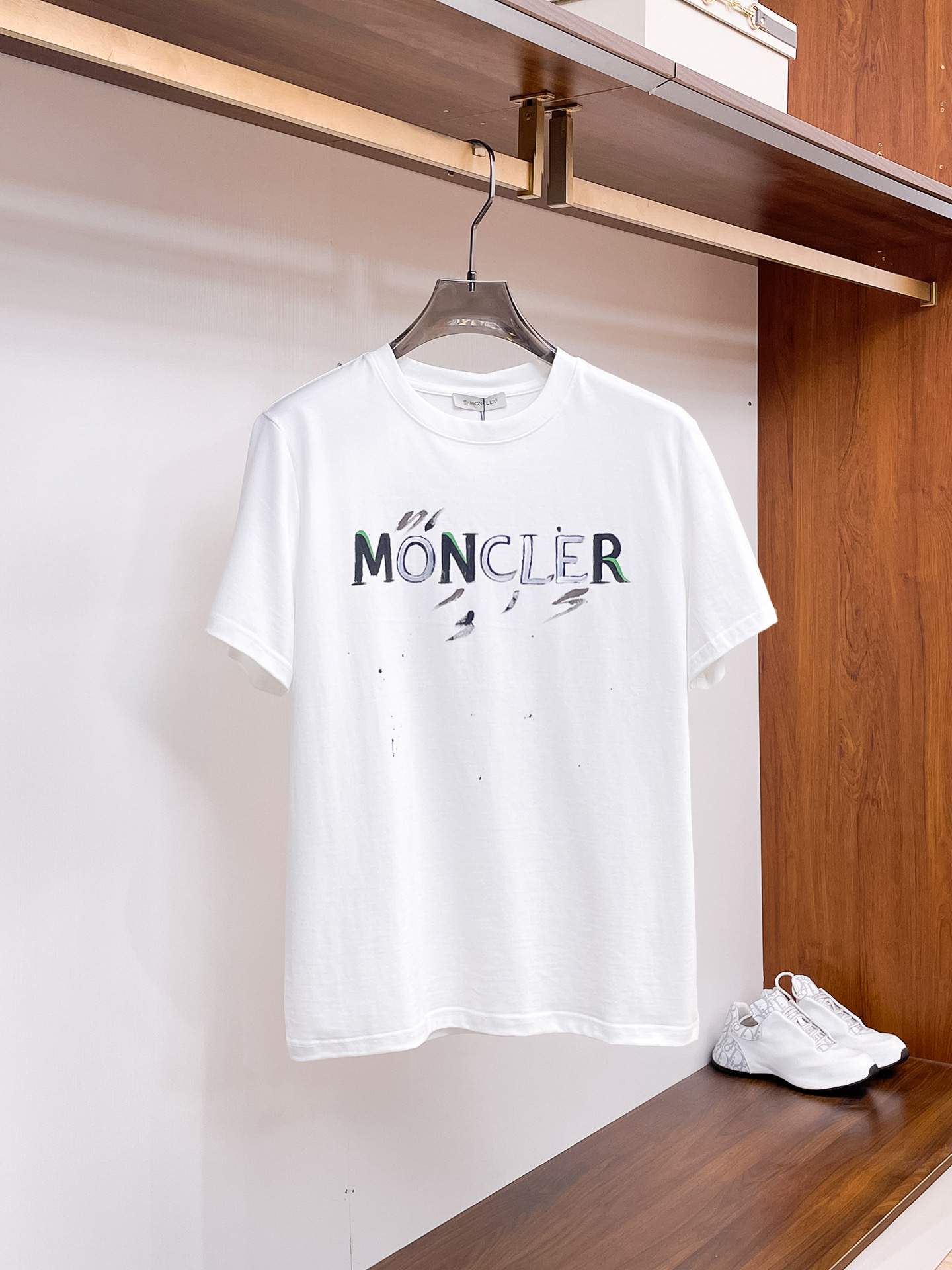 NO:733917,MO# 2026 spring and summer new style debut counter, the latest short-sleeved round neck T-shirt, high-end customization, avant-garde and fashionable design!  The brand logo is designed with heavy craftsmanship. High-end customized 230g fabric. Soft to the touch. Comfortable to wear. Exquisite stitching at the counter level. Fine workmanship. The upper body effect is incomparably handsome!  A must-have item for a stylish man!  Color Black. White. Size S-2XL,, T-shirt, tees, t-shirt,19860909MO# 2026春夏新款首发专柜最新款短袖圆领T恤 高端订制 设计前卫时尚！品牌logo重工艺设计 高端定制230克面料.手感柔软.穿着舒适.专柜级别精致车线.做工精细.上身效果无敌帅气！型男必备单品！颜色黑色.白色.码数S-2XL,,T-shirt,tees，t-shirt,,Men's clothing