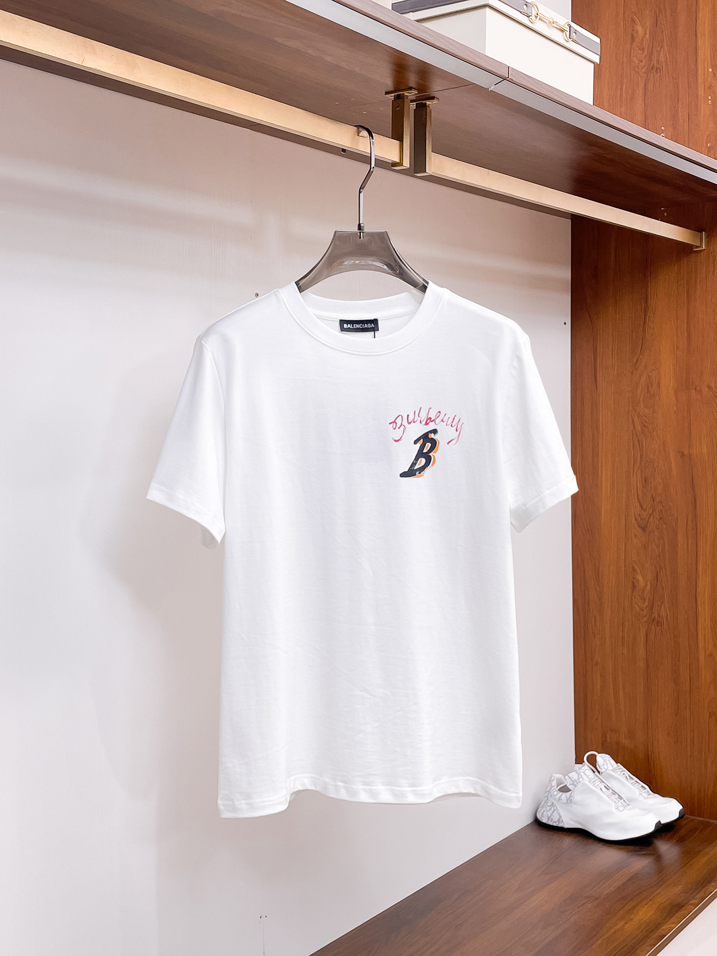 NO:733922,BU# 2026 spring and summer new style debut counter, the latest short-sleeved round neck T-shirt, high-end customization, avant-garde and fashionable design!  The brand logo is designed with heavy craftsmanship. High-end customized 230g fabric. Soft to the touch. Comfortable to wear. Exquisite stitching at the counter level. Fine workmanship. The upper body effect is incomparably handsome!  A must-have item for a stylish man!  Color Black. White. Size S-2XL,, T-shirt, tees, t-shirt,19860909BU# 2026春夏新款首发专柜最新款短袖圆领T恤 高端订制 设计前卫时尚！品牌logo重工艺设计 高端定制230克面料.手感柔软.穿着舒适.专柜级别精致车线.做工精细.上身效果无敌帅气！型男必备单品！颜色黑色.白色.码数S-2XL,,T-shirt,tees，t-shirt,,Men's clothing