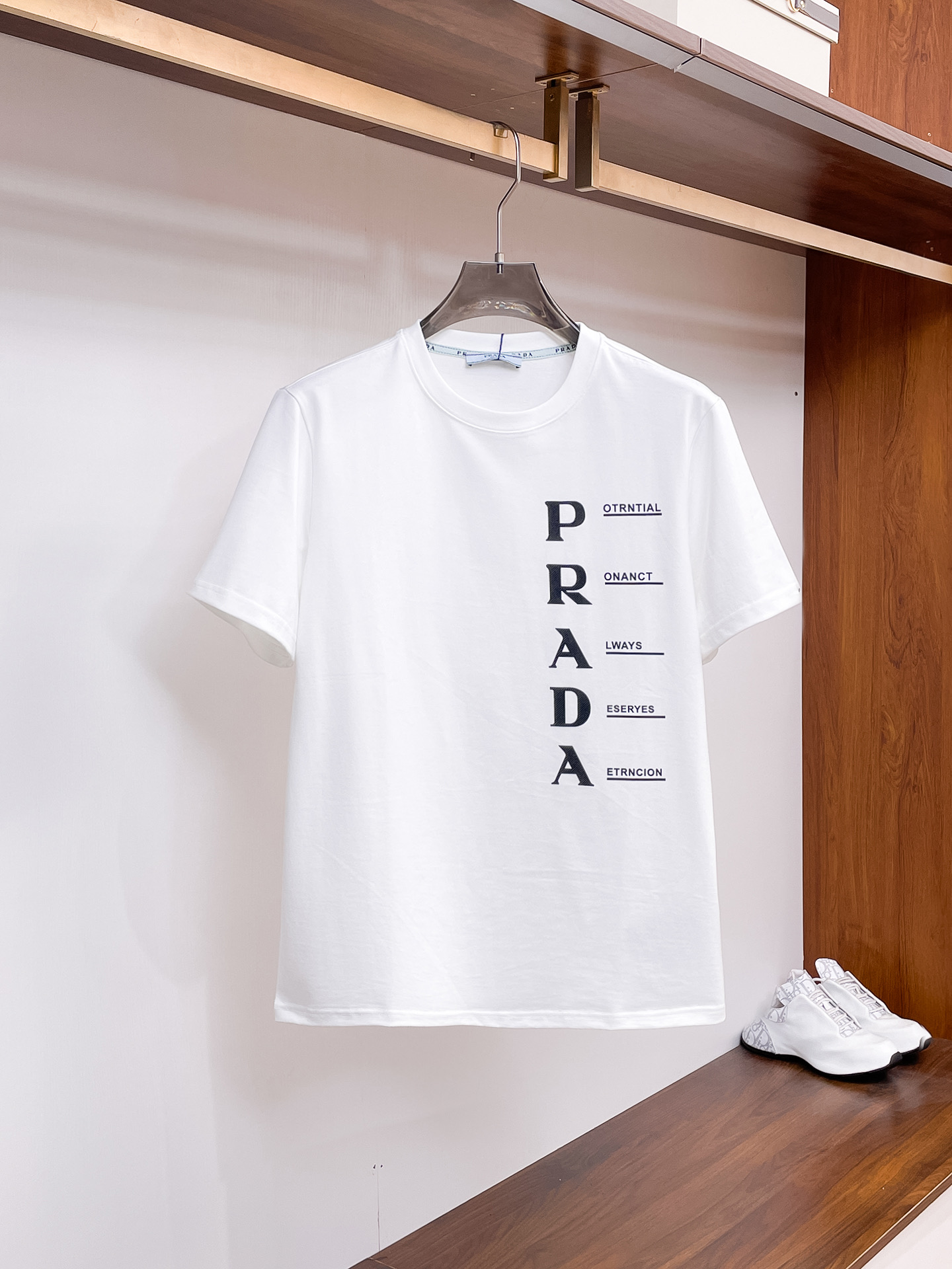 NO:733883,Prada [New Product] 2026 SS Spring and Summer Men and Women Couple Classic Icon Design Short-sleeved T-shirt with simple fashion element design highlights simplicity, which is a high-value item this summer. High-quality knitted cotton fabric provided by customers, with a smooth and delicate feel, and impeccable breathability and comfort. The fashionable silhouette and cutting design show the latest fashion techniques.  The new logo leather badge is sewn with strong appeal, highlighting the avant-garde unique personality. A must-have item for fashionistas. Expressing meticulous fashion. Color black, white Size S/M/L/XL/2XL S Shoulder width 43 Bust 104 Length 67 Sleeve length 21, prada, T-shirt, tees, t-shirt,19860909普拉达【新品】2026SS春夏 男女情侣款 经典图标设计 短袖T恤简约的时尚元素设计凸显精简,隶属今夏高颜值单品. 客供优质针织棉面料,手感顺滑细腻,着身的透气舒适感无可挑剔.搭配时尚廓形裁剪设计彰显潮流时尚的最新手法. 全新标识皮质徽章缝制感染力强大,彰显前卫独特个性.时尚达人的必备单品.表达一丝不苟的时尚气息. 颜色黑色,白色 尺码S/M/L/XL/2XL S肩宽43胸围104衣长67袖长21,,prada,T-shirt,tees，t-shirt,,Men's clothing
