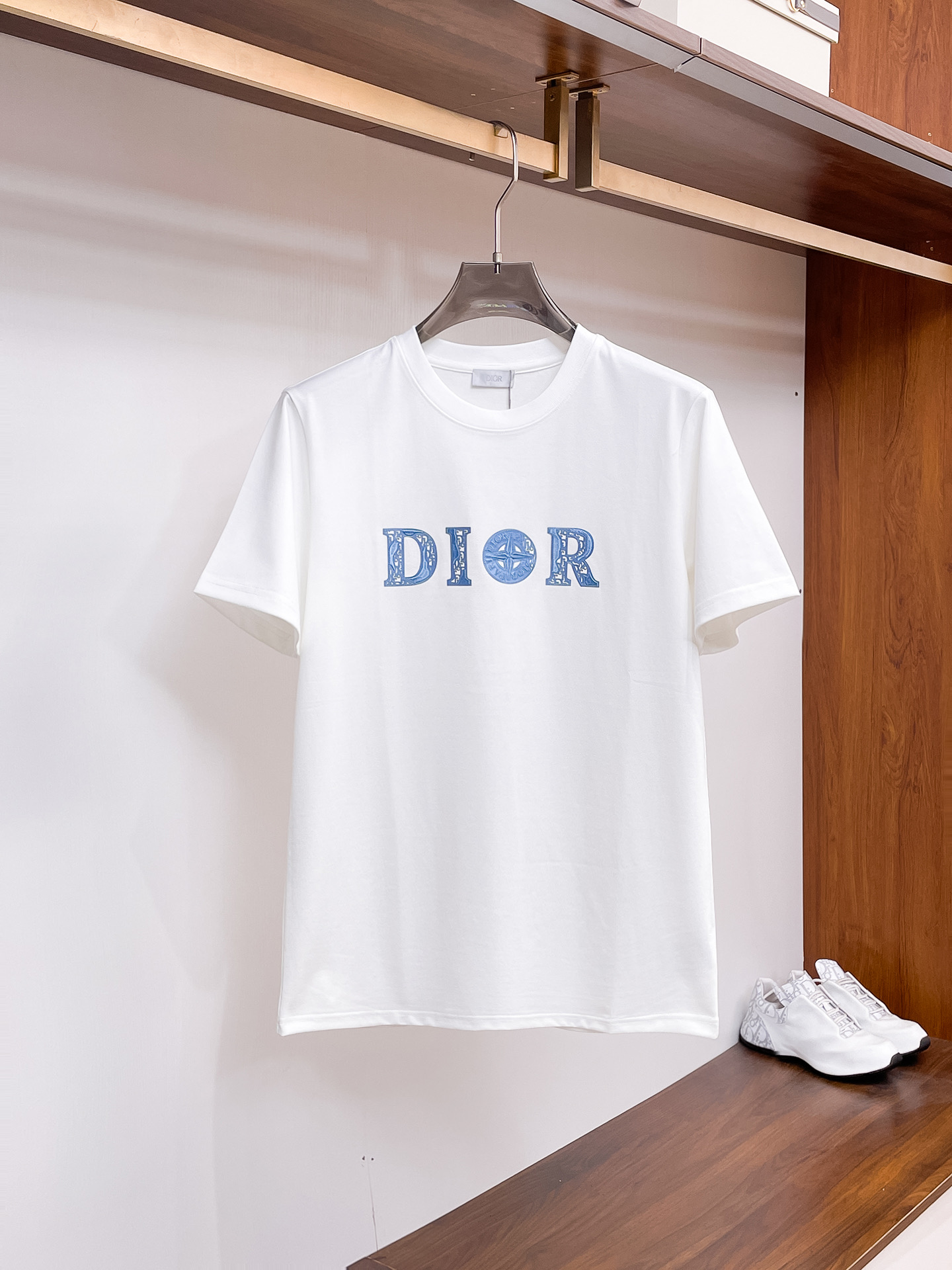 NO:733888,Dior [New Product] 2026 SS Spring and Summer Men and Women Couple Classic Icon Design Short-sleeved T-shirt with simple fashion element design highlights simplicity, which is a high-value item this summer. High-quality knitted cotton fabric provided by customers, with smooth and delicate feel, impeccable breathability and comfort. The stylish silhouette and cutting design show the latest fashion techniques.  The new logo leather badge is sewn with strong appeal, highlighting the avant-garde unique personality. A must-have item for fashionistas. Expressing meticulous fashion. Color black, white Size S/M/L/XL/2XL S Shoulder width 43 Bust 104 Length 67 Sleeve length 21, dior, T-shirt, tees, t-shirt,19860909迪奥【新品】2026SS春夏 男女情侣款 经典图标设计 短袖T恤简约的时尚元素设计凸显精简,隶属今夏高颜值单品. 客供优质针织棉面料,手感顺滑细腻,着身的透气舒适感无可挑剔.搭配时尚廓形裁剪设计彰显潮流时尚的最新手法. 全新标识皮质徽章缝制感染力强大,彰显前卫独特个性.时尚达人的必备单品.表达一丝不苟的时尚气息. 颜色黑色,白色 尺码S/M/L/XL/2XL S肩宽43胸围104衣长67袖长21,,dior,T-shirt,tees，t-shirt,,Men's clothing