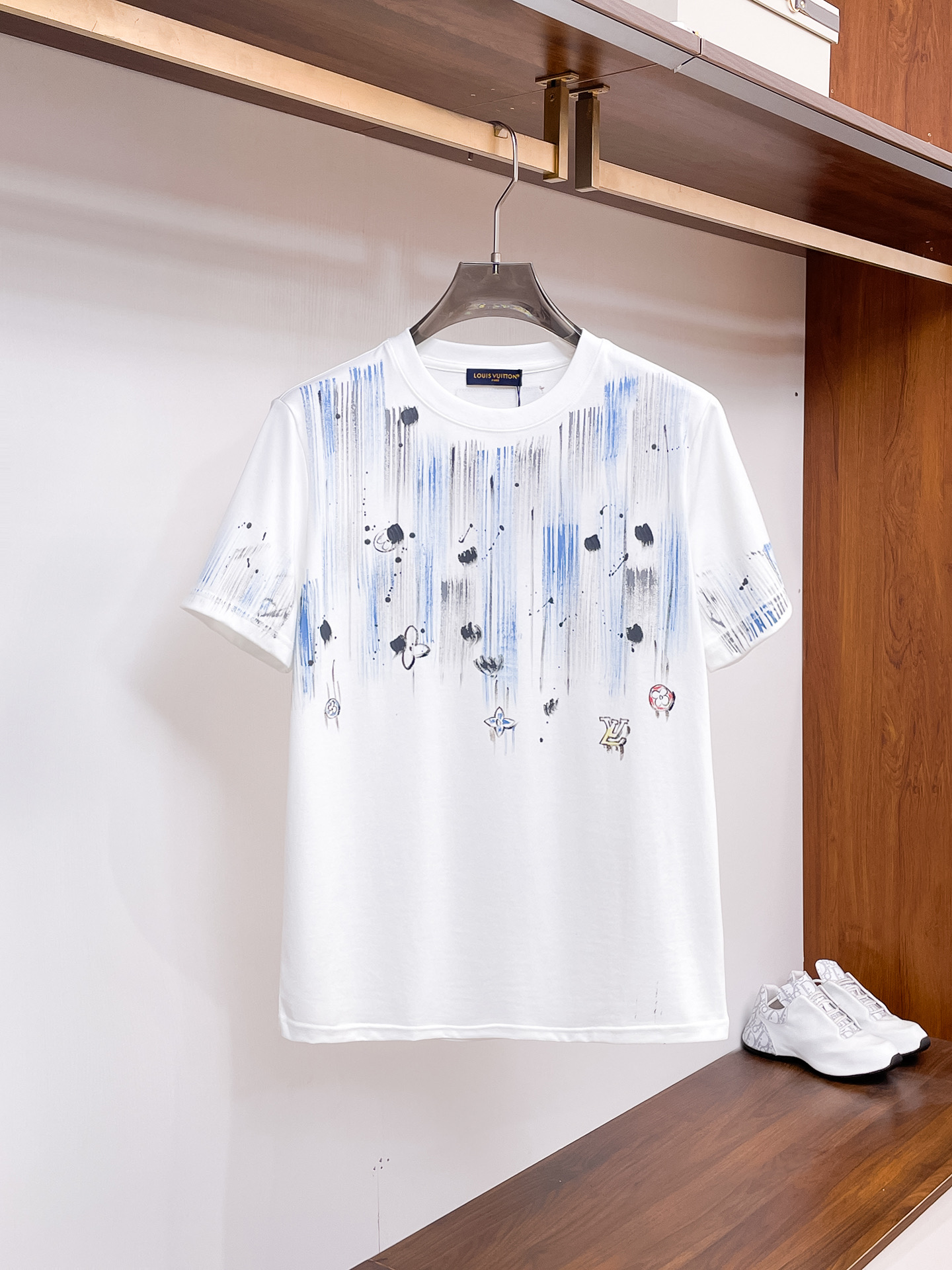 NO:733893,Louis [New Product] 2026SS Spring and Summer Men and Women Couple Classic Icon Design Short-sleeved T-shirt with simple fashion element design highlights simplicity, which is a high-looking single product this summer. High-quality knitted cotton fabric provided by customers, with smooth and delicate feel, impeccable breathability and comfort. The fashionable silhouette cutting design shows the latest trend of fashion.  The new logo leather badge is sewn with strong appeal, highlighting the avant-garde unique personality. A must-have item for fashionistas. Expressing meticulous fashion. Color black, white Size S/M/L/XL/2XL S Shoulder width 43 Bust 104 Length 67 Sleeve length 21, Louis Vuitton, T-shirt, tees, t-shirt,19860909路易【新品】2026SS春夏 男女情侣款 经典图标设计 短袖T恤简约的时尚元素设计凸显精简,隶属今夏高颜值单品. 客供优质针织棉面料,手感顺滑细腻,着身的透气舒适感无可挑剔.搭配时尚廓形裁剪设计彰显潮流时尚的最新手法. 全新标识皮质徽章缝制感染力强大,彰显前卫独特个性.时尚达人的必备单品.表达一丝不苟的时尚气息. 颜色黑色,白色 尺码S/M/L/XL/2XL S肩宽43胸围104衣长67袖长21,,louis vuitton,T-shirt,tees，t-shirt,,Men's clothing