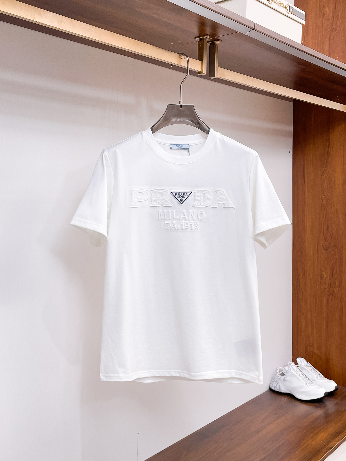 NO:733908,Prada [New Product] 2026 SS Spring and Summer Men and Women Couple Classic Icon Design Short-sleeved T-shirt with simple fashion element design highlights simplicity, which is a high-value item this summer. High-quality knitted cotton fabric provided by customers, with a smooth and delicate feel, and impeccable breathability and comfort. The fashionable silhouette and cutting design show the latest fashion techniques.  The new logo leather badge is sewn with strong appeal, highlighting the avant-garde unique personality. A must-have item for fashionistas. Expressing meticulous fashion. Color black, white Size S/M/L/XL/2XL S Shoulder width 43 Bust 104 Length 67 Sleeve length 2, prada, T-shirt, tees, t-shirt,19860909普拉达【新品】2026SS春夏 男女情侣款 经典图标设计 短袖T恤简约的时尚元素设计凸显精简,隶属今夏高颜值单品. 客供优质针织棉面料,手感顺滑细腻,着身的透气舒适感无可挑剔.搭配时尚廓形裁剪设计彰显潮流时尚的最新手法. 全新标识皮质徽章缝制感染力强大,彰显前卫独特个性.时尚达人的必备单品.表达一丝不苟的时尚气息. 颜色黑色,白色 尺码S/M/L/XL/2XL S肩宽43胸围104衣长67袖长2,,prada,T-shirt,tees，t-shirt,,Men's clothing