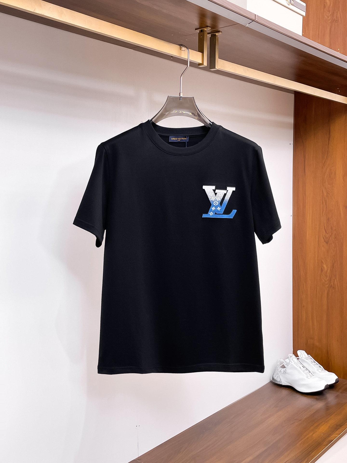 P120🍀  路易【新品】2025SS春夏🆕 男女情侣款 经典图标设计 短袖T恤简约的时尚元素设计凸显精简,隶属今夏高颜值单品.

客供优质针织棉面料,手感顺滑细腻,着身的透气舒适感无可挑剔.搭配时尚廓形裁剪设计彰显潮流时尚的最新手法.

全新标识皮质徽章缝制感染力强大,彰显前卫独特个性.时尚达人的必备单品.表达一丝不苟的时尚气息.

颜色：黑色，白色

尺码：S/M/L/XL/2XL

S肩宽43胸围104衣长67袖长2