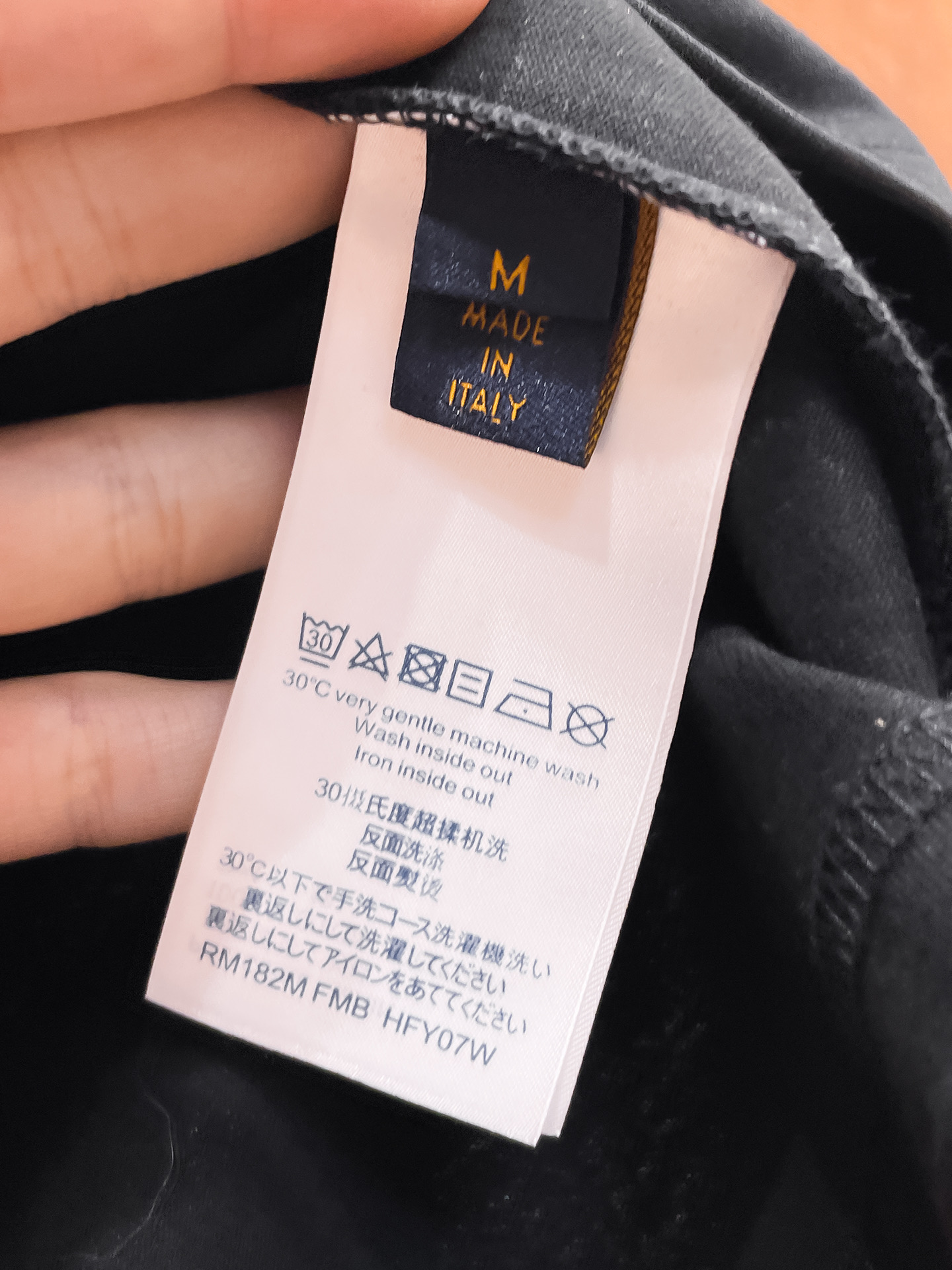 P120🍀  路易【新品】2025SS春夏🆕 男女情侣款 经典图标设计 短袖T恤简约的时尚元素设计凸显精简,隶属今夏高颜值单品.

客供优质针织棉面料,手感顺滑细腻,着身的透气舒适感无可挑剔.搭配时尚廓形裁剪设计彰显潮流时尚的最新手法.

全新标识皮质徽章缝制感染力强大,彰显前卫独特个性.时尚达人的必备单品.表达一丝不苟的时尚气息.

颜色：黑色，白色

尺码：S/M/L/XL/2XL

S肩宽43胸围104衣长67袖长2