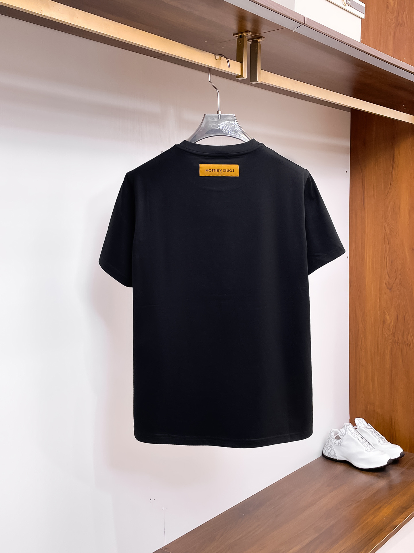 P120🍀  路易【新品】2025SS春夏🆕 男女情侣款 经典图标设计 短袖T恤简约的时尚元素设计凸显精简,隶属今夏高颜值单品.

客供优质针织棉面料,手感顺滑细腻,着身的透气舒适感无可挑剔.搭配时尚廓形裁剪设计彰显潮流时尚的最新手法.

全新标识皮质徽章缝制感染力强大,彰显前卫独特个性.时尚达人的必备单品.表达一丝不苟的时尚气息.

颜色：黑色，白色

尺码：S/M/L/XL/2XL

S肩宽43胸围104衣长67袖长2