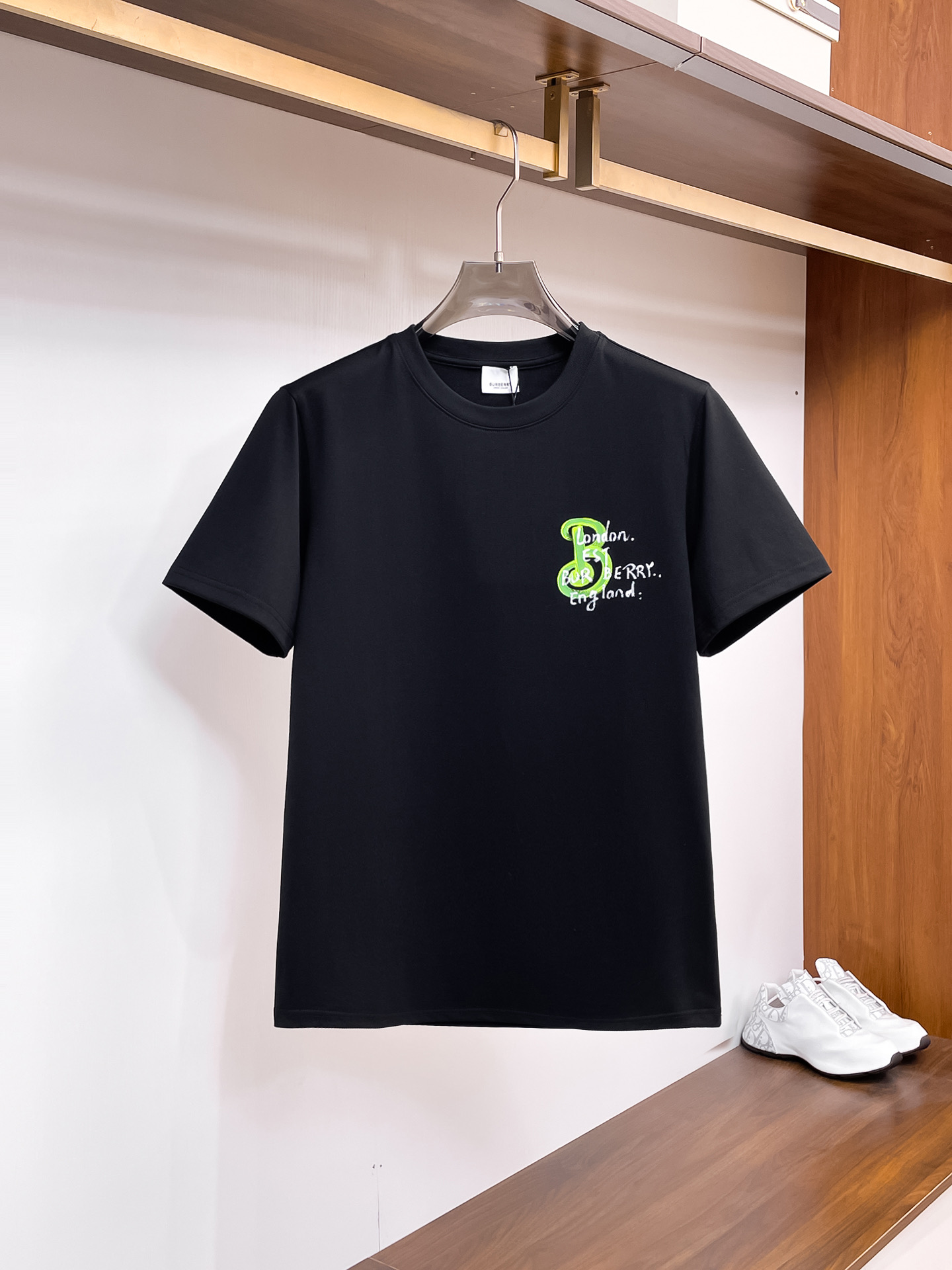 P120🍀  巴宝莉【新品】2025SS春夏🆕 男女情侣款 经典图标设计 短袖T恤简约的时尚元素设计凸显精简,隶属今夏高颜值单品.

客供优质针织棉面料,手感顺滑细腻,着身的透气舒适感无可挑剔.搭配时尚廓形裁剪设计彰显潮流时尚的最新手法.

全新标识皮质徽章缝制感染力强大,彰显前卫独特个性.时尚达人的必备单品.表达一丝不苟的时尚气息.

颜色：黑色，白色

尺码：S/M/L/XL/2XL

S肩宽43胸围104衣长67袖长2