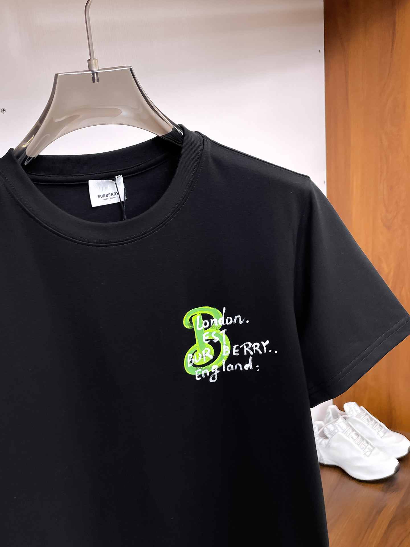 P120🍀  巴宝莉【新品】2025SS春夏🆕 男女情侣款 经典图标设计 短袖T恤简约的时尚元素设计凸显精简,隶属今夏高颜值单品.

客供优质针织棉面料,手感顺滑细腻,着身的透气舒适感无可挑剔.搭配时尚廓形裁剪设计彰显潮流时尚的最新手法.

全新标识皮质徽章缝制感染力强大,彰显前卫独特个性.时尚达人的必备单品.表达一丝不苟的时尚气息.

颜色：黑色，白色

尺码：S/M/L/XL/2XL

S肩宽43胸围104衣长67袖长2