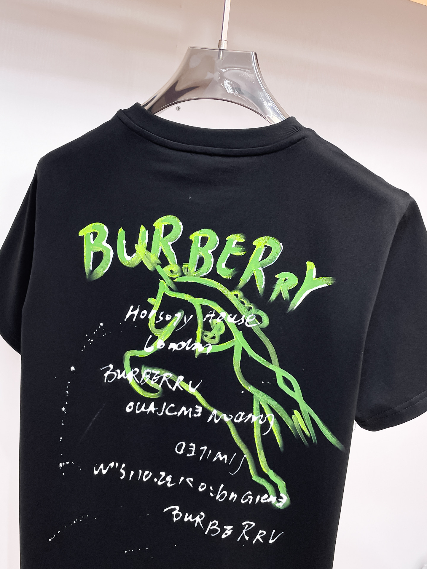 P120🍀  巴宝莉【新品】2025SS春夏🆕 男女情侣款 经典图标设计 短袖T恤简约的时尚元素设计凸显精简,隶属今夏高颜值单品.

客供优质针织棉面料,手感顺滑细腻,着身的透气舒适感无可挑剔.搭配时尚廓形裁剪设计彰显潮流时尚的最新手法.

全新标识皮质徽章缝制感染力强大,彰显前卫独特个性.时尚达人的必备单品.表达一丝不苟的时尚气息.

颜色：黑色，白色

尺码：S/M/L/XL/2XL

S肩宽43胸围104衣长67袖长2