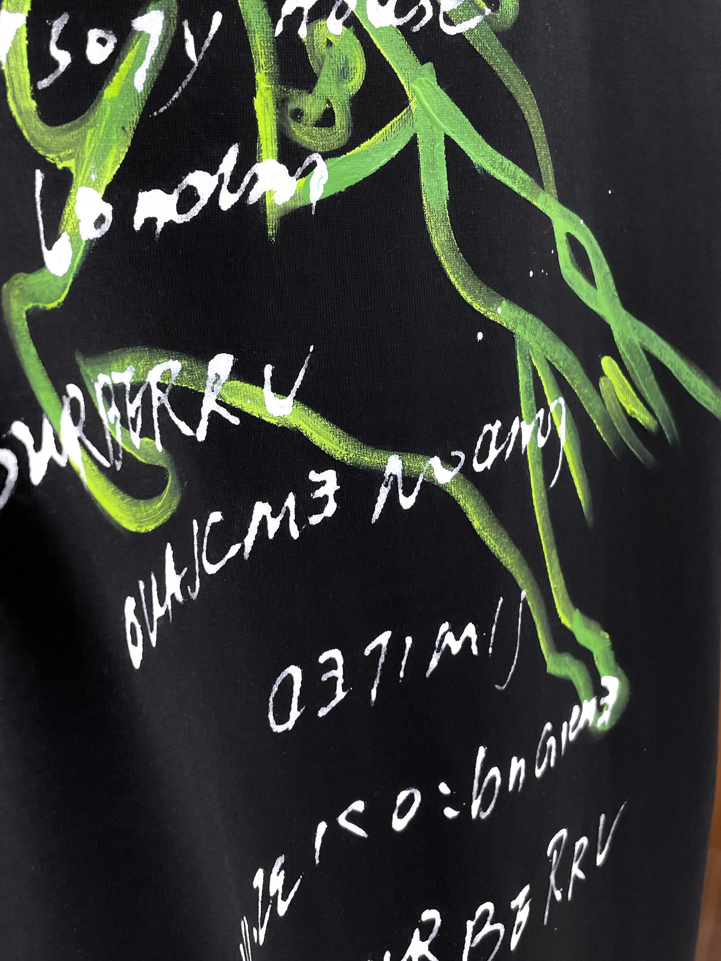 P120🍀  巴宝莉【新品】2025SS春夏🆕 男女情侣款 经典图标设计 短袖T恤简约的时尚元素设计凸显精简,隶属今夏高颜值单品.

客供优质针织棉面料,手感顺滑细腻,着身的透气舒适感无可挑剔.搭配时尚廓形裁剪设计彰显潮流时尚的最新手法.

全新标识皮质徽章缝制感染力强大,彰显前卫独特个性.时尚达人的必备单品.表达一丝不苟的时尚气息.

颜色：黑色，白色

尺码：S/M/L/XL/2XL

S肩宽43胸围104衣长67袖长2