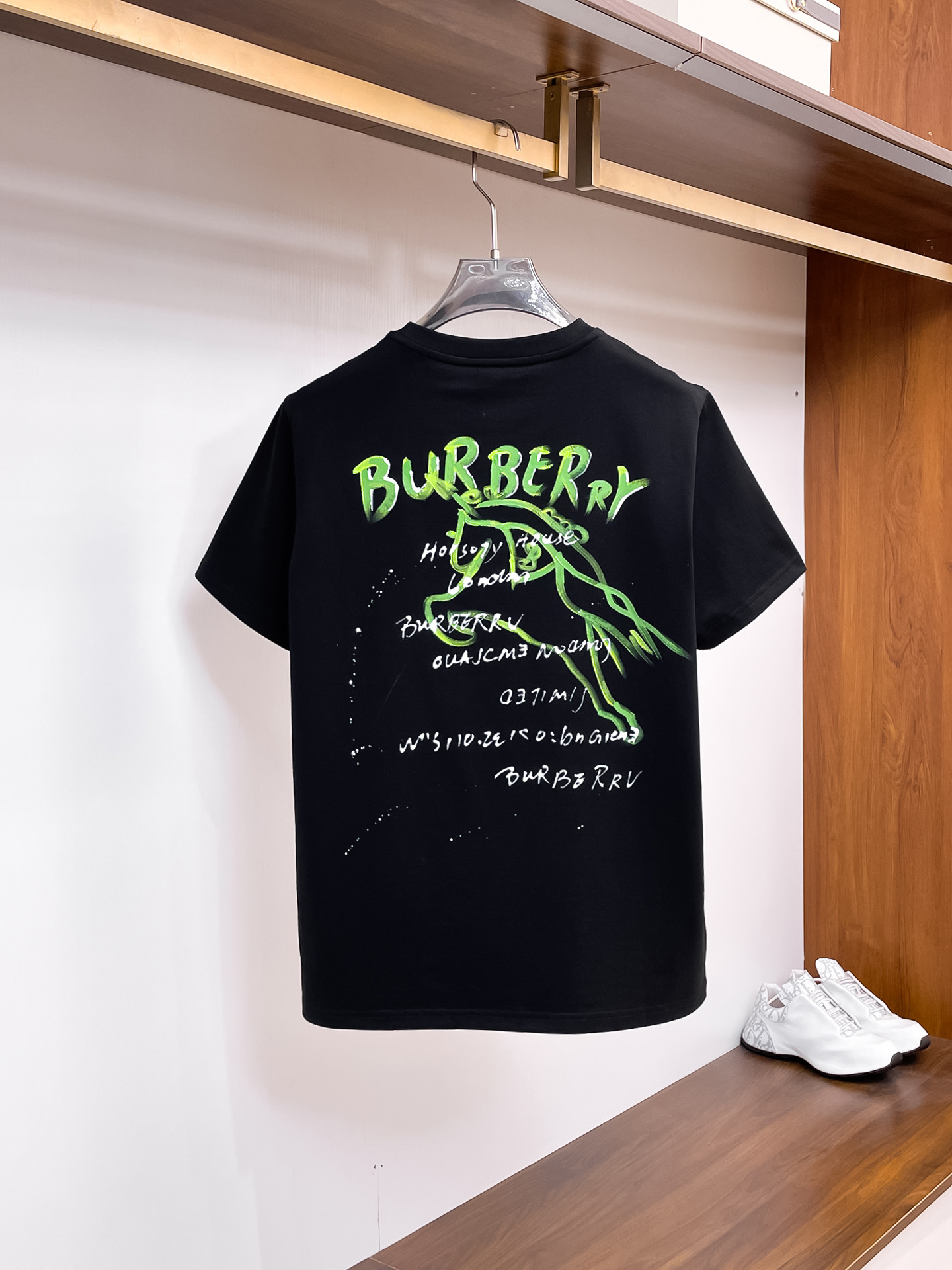 P120🍀  巴宝莉【新品】2025SS春夏🆕 男女情侣款 经典图标设计 短袖T恤简约的时尚元素设计凸显精简,隶属今夏高颜值单品.

客供优质针织棉面料,手感顺滑细腻,着身的透气舒适感无可挑剔.搭配时尚廓形裁剪设计彰显潮流时尚的最新手法.

全新标识皮质徽章缝制感染力强大,彰显前卫独特个性.时尚达人的必备单品.表达一丝不苟的时尚气息.

颜色：黑色，白色

尺码：S/M/L/XL/2XL

S肩宽43胸围104衣长67袖长2