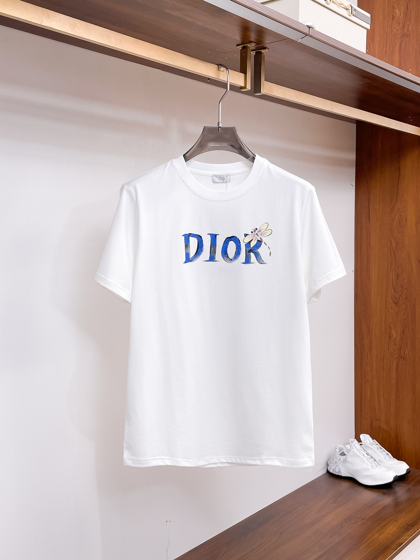 NO:733918,Dior [New Product] 2026 SS Spring and Summer Men and Women Couple Classic Icon Design Short-sleeved T-shirt with simple fashion element design highlights simplicity, which is a high-value item this summer. High-quality knitted cotton fabric provided by customers, with smooth and delicate feel, impeccable breathability and comfort. The stylish silhouette and cutting design show the latest fashion techniques.  The new logo leather badge is sewn with strong appeal, highlighting the avant-garde unique personality. A must-have item for fashionistas. Expressing meticulous fashion. Color black, white Size S/M/L/XL/2XL S Shoulder width 43 Bust 104 Length 67 Sleeve length 2, dior, T-shirt, tees, t-shirt,19860909迪奥【新品】2026SS春夏 男女情侣款 经典图标设计 短袖T恤简约的时尚元素设计凸显精简,隶属今夏高颜值单品. 客供优质针织棉面料,手感顺滑细腻,着身的透气舒适感无可挑剔.搭配时尚廓形裁剪设计彰显潮流时尚的最新手法. 全新标识皮质徽章缝制感染力强大,彰显前卫独特个性.时尚达人的必备单品.表达一丝不苟的时尚气息. 颜色黑色,白色 尺码S/M/L/XL/2XL S肩宽43胸围104衣长67袖长2,,dior,T-shirt,tees，t-shirt,,Men's clothing