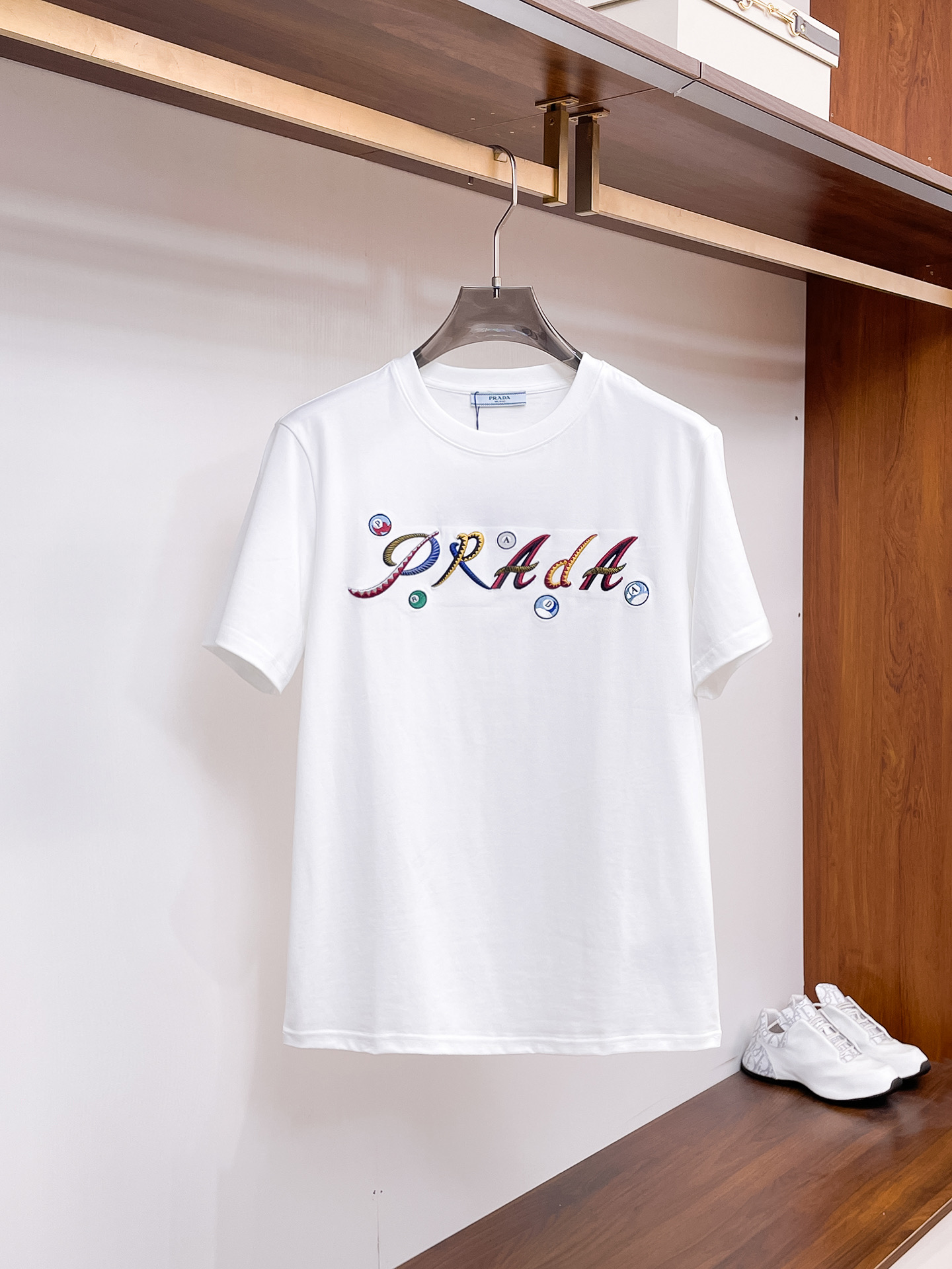 NO:733923,Prada [New Product] 2026 SS Spring and Summer Men and Women Couple Classic Icon Design Short-sleeved T-shirt with simple fashion element design highlights simplicity, which is a high-value item this summer. High-quality knitted cotton fabric provided by customers, with a smooth and delicate feel, and impeccable breathability and comfort. The fashionable silhouette and cutting design show the latest fashion techniques.  The new logo leather badge is sewn with strong appeal, highlighting the avant-garde unique personality. A must-have item for fashionistas. Expressing meticulous fashion. Color black, white Size S/M/L/XL/2XL S Shoulder width 43 Bust 104 Length 67 Sleeve length 2, prada, T-shirt, tees, t-shirt,19860909普拉达【新品】2026SS春夏 男女情侣款 经典图标设计 短袖T恤简约的时尚元素设计凸显精简,隶属今夏高颜值单品. 客供优质针织棉面料,手感顺滑细腻,着身的透气舒适感无可挑剔.搭配时尚廓形裁剪设计彰显潮流时尚的最新手法. 全新标识皮质徽章缝制感染力强大,彰显前卫独特个性.时尚达人的必备单品.表达一丝不苟的时尚气息. 颜色黑色,白色 尺码S/M/L/XL/2XL S肩宽43胸围104衣长67袖长2,,prada,T-shirt,tees，t-shirt,,Men's clothing