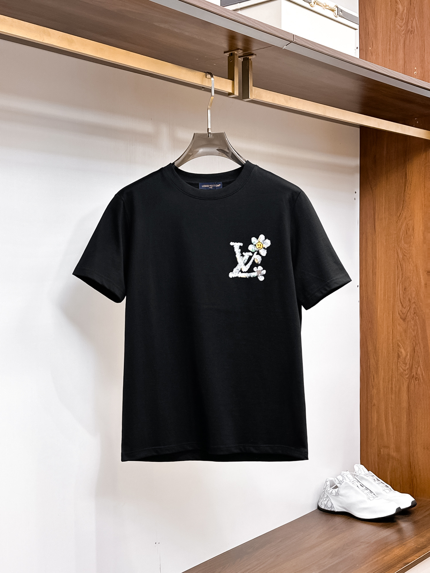 NO:733879,LV [New Product] 2026SS Spring and Summer Men and Women Couple Classic Logo Icon Design The simple fashion element design of the short-sleeved T-shirt highlights simplicity and is a high-value item this summer. The high-quality knitted cotton fabric is supplied by customers, with a smooth and delicate feel, and impeccable breathability and comfort. The stylish silhouette and cutting design highlight the latest fashion techniques.  The new logo leather badge is sewn with strong appeal, highlighting the avant-garde unique personality. A must-have item for fashionistas. Expressing meticulous fashion. Color White Black Size S/M/L/XL/2XL S Shoulder Width 43 Bust 104 Length 67 Sleeve Length 21, Louis Vuitton, T-shirt, tees, t-shirt,19860909LV【新品】2026SS春夏 男女情侣款 经典logo图标设计 短袖T恤简约的时尚元素设计凸显精简,隶属今夏高颜值单品. 客供优质针织棉面料,手感顺滑细腻,着身的透气舒适感无可挑剔.搭配时尚廓形裁剪设计彰显潮流时尚的最新手法. 全新标识皮质徽章缝制感染力强大,彰显前卫独特个性.时尚达人的必备单品.表达一丝不苟的时尚气息. 颜色白色黑色 尺码S/M/L/XL/2XL S肩宽43胸围104衣长67袖长21,,louis vuitton,T-shirt,tees，t-shirt,,Men's clothing