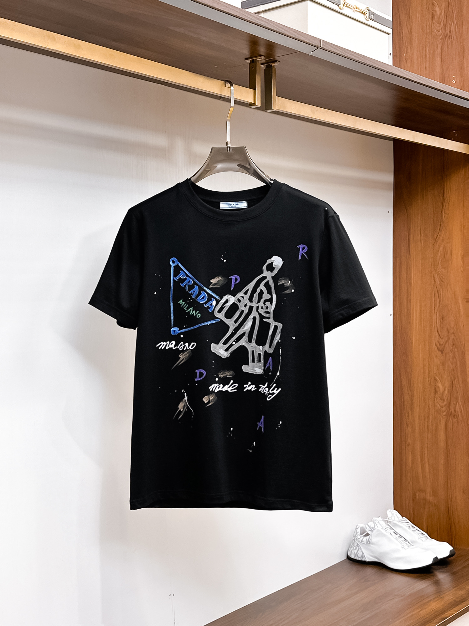 NO:733885,Prada [New Product] 2026SS Spring and Summer Men and Women Couple Classic Logo Icon Design The simple fashion element design of the short-sleeved T-shirt highlights simplicity and is a high-value item this summer. The high-quality knitted cotton fabric is supplied by customers, with a smooth and delicate feel, and impeccable breathability and comfort. The stylish silhouette and cutting design highlight the latest fashion techniques.  The new logo leather badge is sewn with strong appeal, highlighting the avant-garde unique personality. A must-have item for fashionistas. Expressing meticulous fashion. Color White Black Size S/M/L/XL/2XL S Shoulder Width 43 Bust 104 Length 67 Sleeve Length 21, prada, T-shirt, tees, t-shirt,19860909Prada【新品】2026SS春夏 男女情侣款 经典logo图标设计 短袖T恤简约的时尚元素设计凸显精简,隶属今夏高颜值单品. 客供优质针织棉面料,手感顺滑细腻,着身的透气舒适感无可挑剔.搭配时尚廓形裁剪设计彰显潮流时尚的最新手法. 全新标识皮质徽章缝制感染力强大,彰显前卫独特个性.时尚达人的必备单品.表达一丝不苟的时尚气息. 颜色白色黑色 尺码S/M/L/XL/2XL S肩宽43胸围104衣长67袖长21,,prada,T-shirt,tees，t-shirt,,Men's clothing