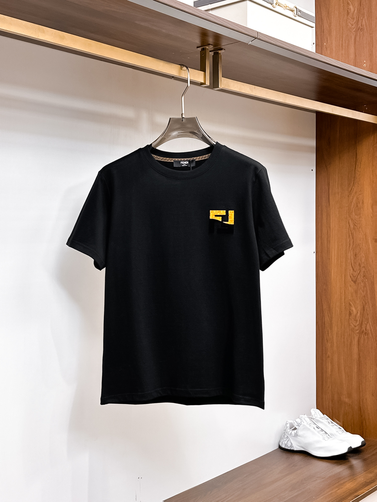 NO:733890,Fendi [New Product] 2026SS Spring and Summer Men and Women Couple Classic Logo Icon Design The simple fashion element design of the short-sleeved T-shirt highlights simplicity and is a high-value item this summer. The high-quality knitted cotton fabric is supplied by customers, with a smooth and delicate feel, and impeccable breathability and comfort. The stylish silhouette and cutting design highlight the latest fashion techniques.  The new logo leather badge is sewn with strong appeal, highlighting the avant-garde unique personality. A must-have item for fashionistas. Expressing meticulous fashion. Color White Black Size S/M/L/XL/2XL S Shoulder Width 43 Bust 104 Length 67 Sleeve Length 21, fendi, T-shirt, tees, t-shirt,19860909Fendi【新品】2026SS春夏 男女情侣款 经典logo图标设计 短袖T恤简约的时尚元素设计凸显精简,隶属今夏高颜值单品. 客供优质针织棉面料,手感顺滑细腻,着身的透气舒适感无可挑剔.搭配时尚廓形裁剪设计彰显潮流时尚的最新手法. 全新标识皮质徽章缝制感染力强大,彰显前卫独特个性.时尚达人的必备单品.表达一丝不苟的时尚气息. 颜色白色黑色 尺码S/M/L/XL/2XL S肩宽43胸围104衣长67袖长21,,fendi,T-shirt,tees，t-shirt,,Men's clothing