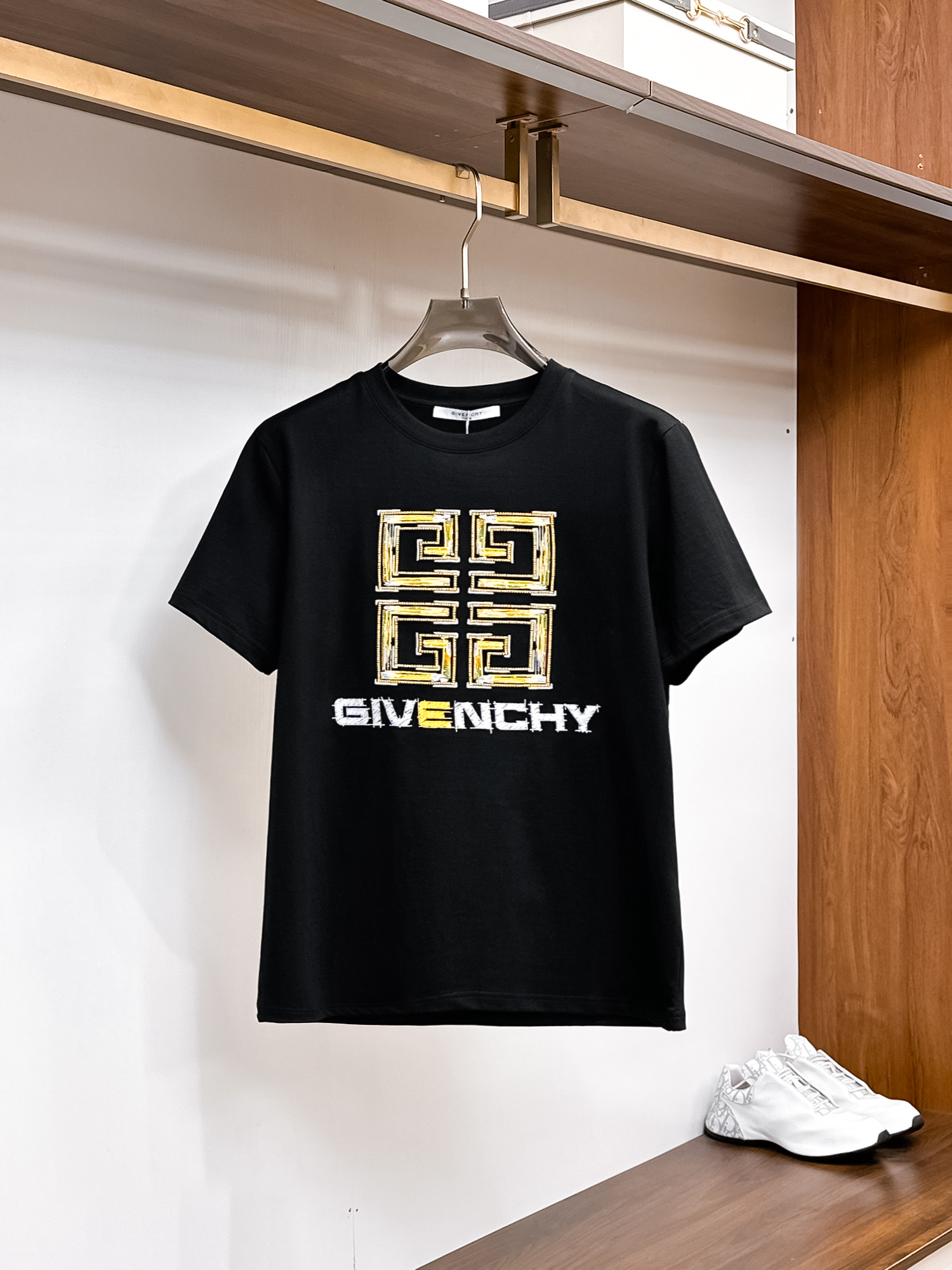 NO:733895,Givenchy [New Product] 2026SS Spring and Summer Men and Women Couple Classic Logo Icon Design The simple fashion element design of the short-sleeved T-shirt highlights simplicity and is a high-value item this summer. The high-quality knitted cotton fabric is supplied by customers, with a smooth and delicate feel, and impeccable breathability and comfort. The stylish silhouette and cutting design highlight the latest fashion techniques.  The new logo leather badge is sewn with strong appeal, highlighting the avant-garde unique personality. A must-have item for fashionistas. Expressing meticulous fashion. Color white black Size S/M/L/XL/2XL S Shoulder width 43 Bust 104 Length 67 Sleeve length 21, givenchy, T-shirt, tees, t-shirt,19860909Givenchy【新品】2026SS春夏 男女情侣款 经典logo图标设计 短袖T恤简约的时尚元素设计凸显精简,隶属今夏高颜值单品. 客供优质针织棉面料,手感顺滑细腻,着身的透气舒适感无可挑剔.搭配时尚廓形裁剪设计彰显潮流时尚的最新手法. 全新标识皮质徽章缝制感染力强大,彰显前卫独特个性.时尚达人的必备单品.表达一丝不苟的时尚气息. 颜色白色黑色 尺码S/M/L/XL/2XL S肩宽43胸围104衣长67袖长21,,givenchy,T-shirt,tees，t-shirt,,Men's clothing